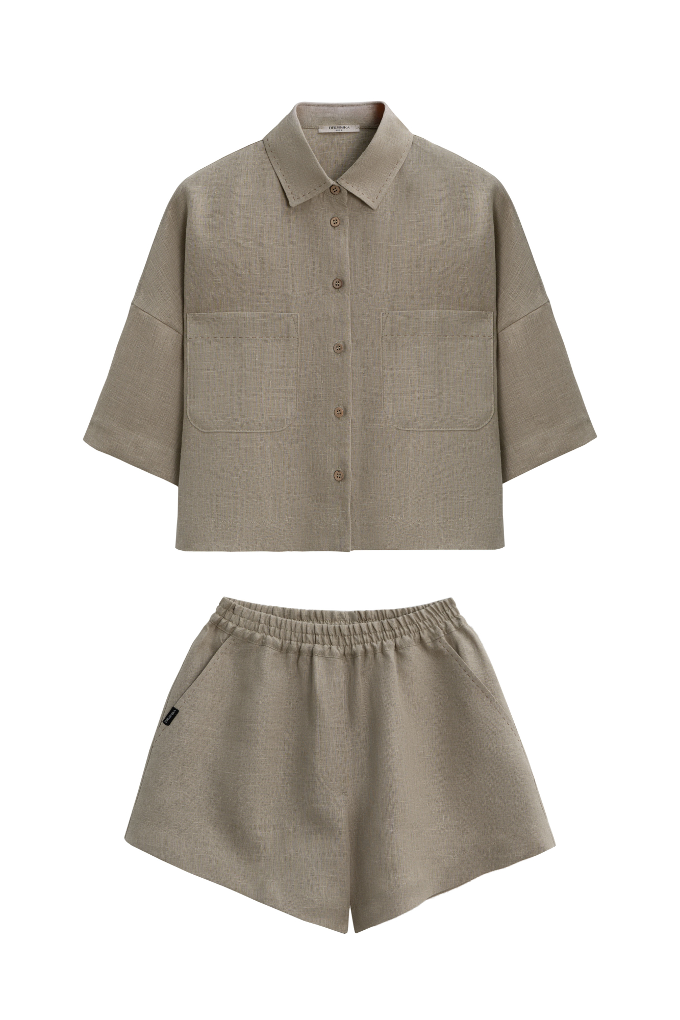 Комплект из 100% льна. Укороченная рубашка с отложным воротником, накладными карманами и спущенной линией плеч. Короткие шорты прямого кроя с боковыми карманами и эластичным поясом на резинке.