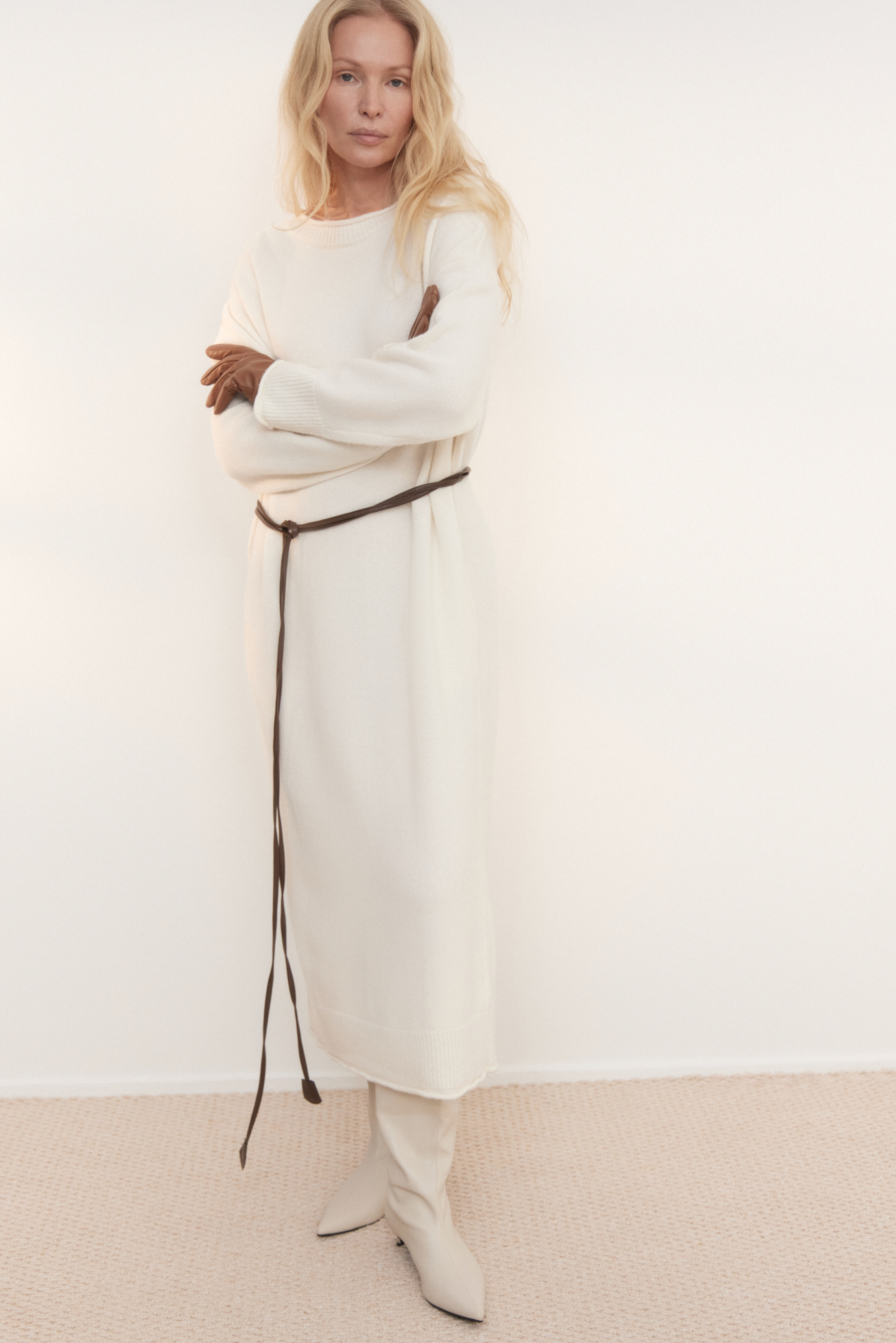 Трикотажное платье длины макси из смесовой шерсти с добавлением кашемира. Модель свободного силуэта со спущенной линией плеча и карманами. Края изделия выполнены в рубчик. Брендированный ярлык на спине.