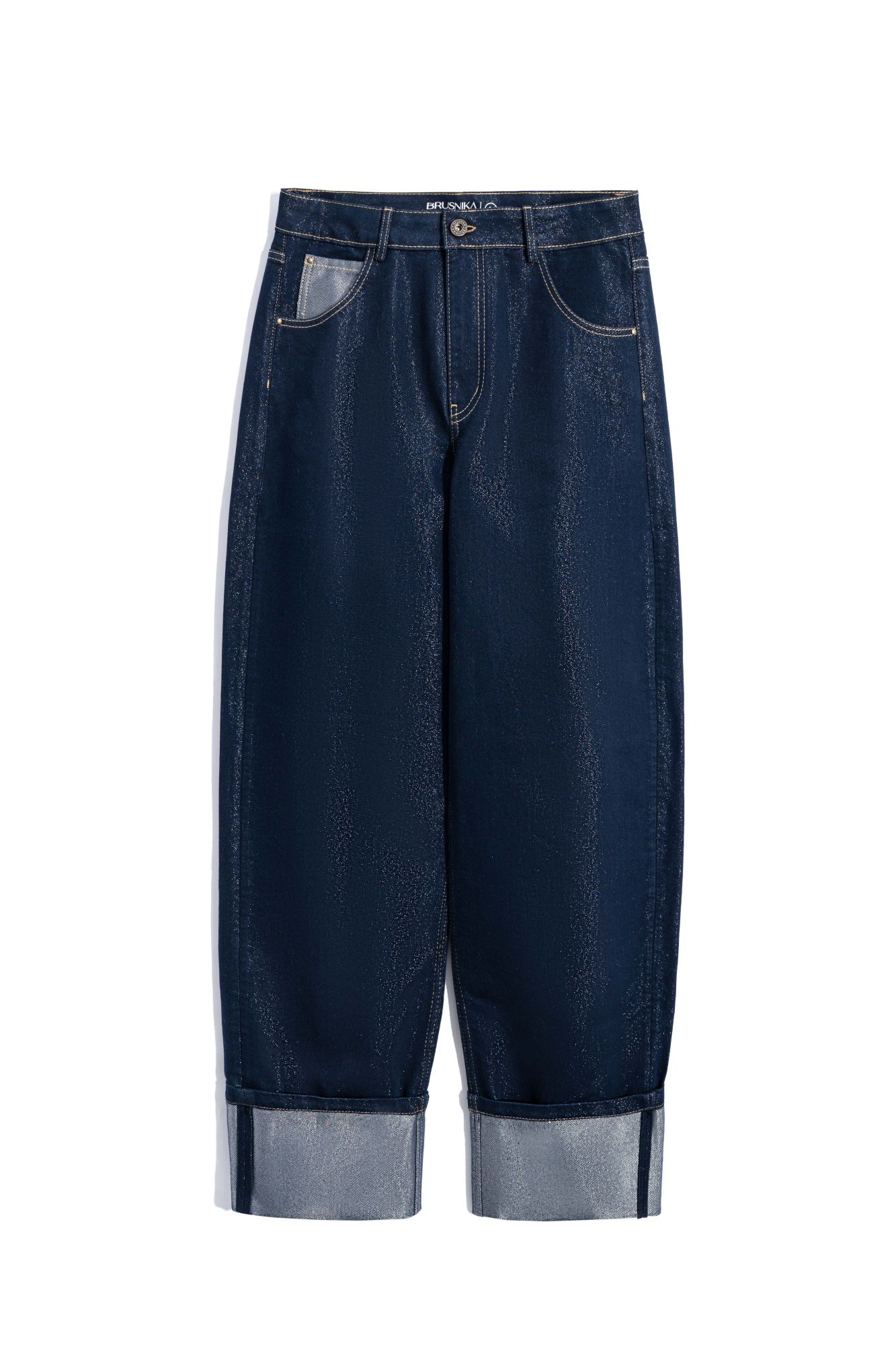 Джинсы relaxed fit из хлопка с добавлением металлизированной нити. Модель с пятью карманами, шлевками на поясе для ремня и застежкой на молнию и кнопку. Изделие декорировано высокими подворотами.