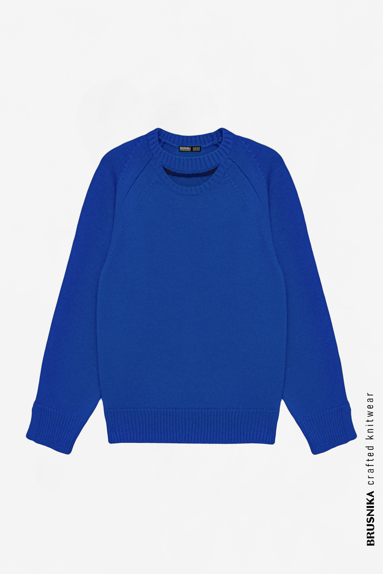 Трикотажный джемпер из шерсти. Модель прямого кроя с декоративным вырезом и разрезами на рукавах.