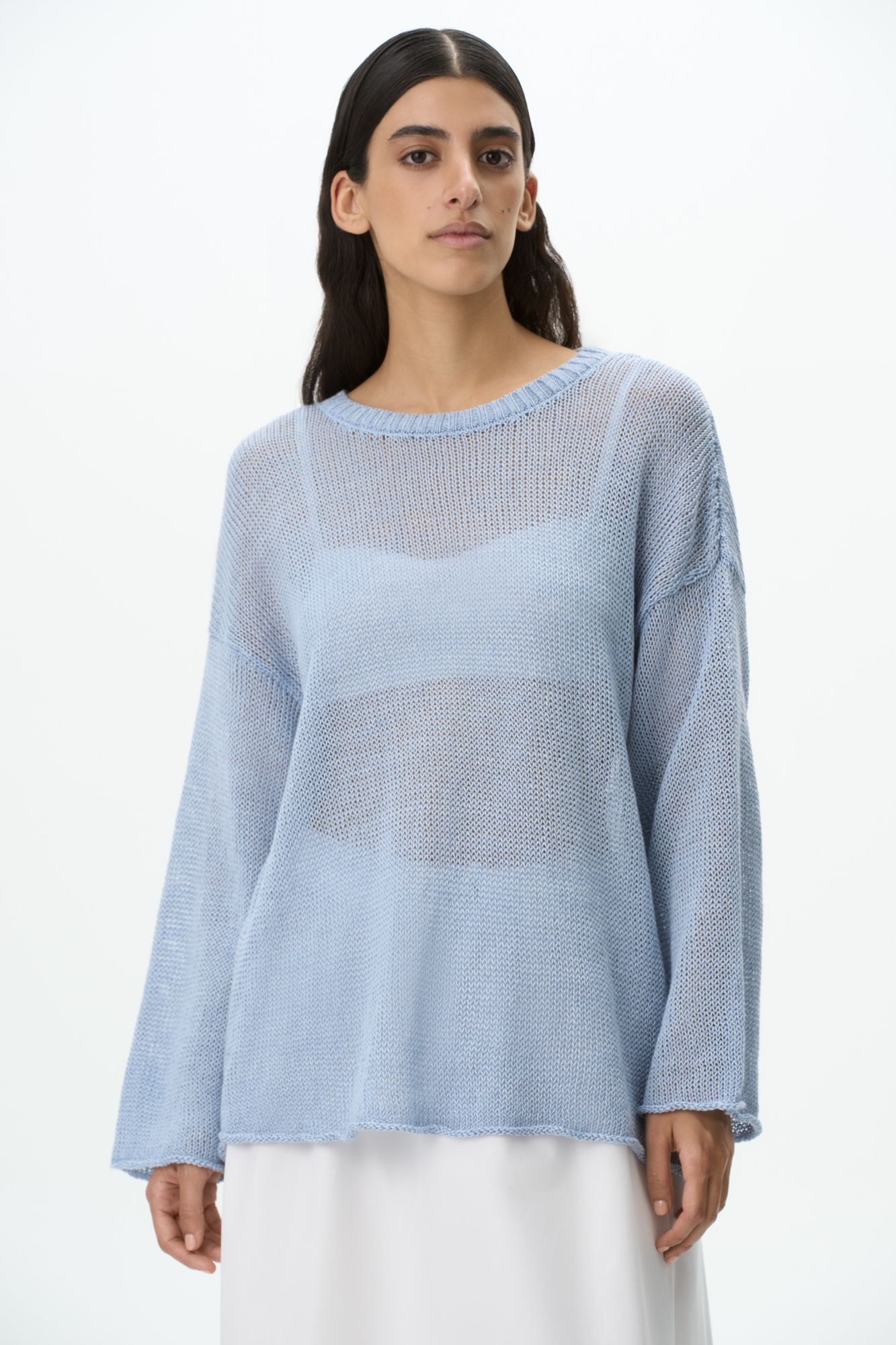 Полупрозрачный джемпер из 100% льна. Модель свободного силуэта со спущенной линией плеча и круглым вырезом горловины.