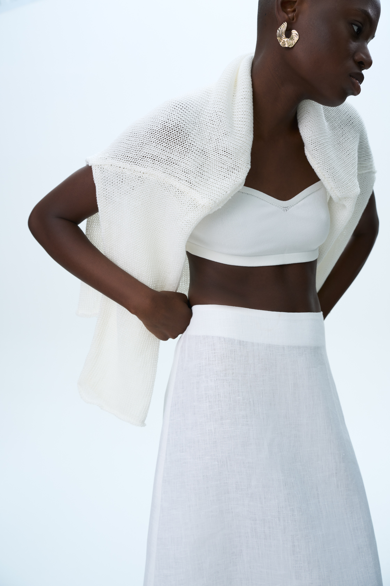 Базовый короткий топ из вискозы. Модель на тонких бретелях, изделие без подкладки. 