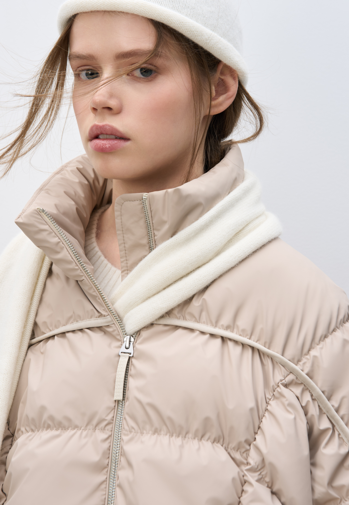 Объемный пуховик с геометрической стежкой и объемными швами. Изделие с капюшоном на кулиске и воротником-стойкой.