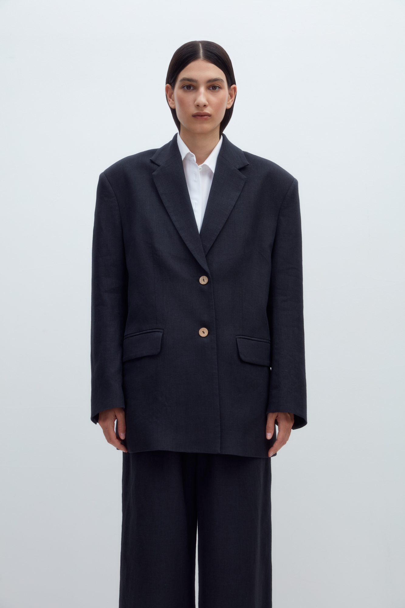 Классический однобортный жакет из 100% льна. Модель с английским воротником, накладными карманами и застежкой на пуговицы. Дополнить образ можно брюками.