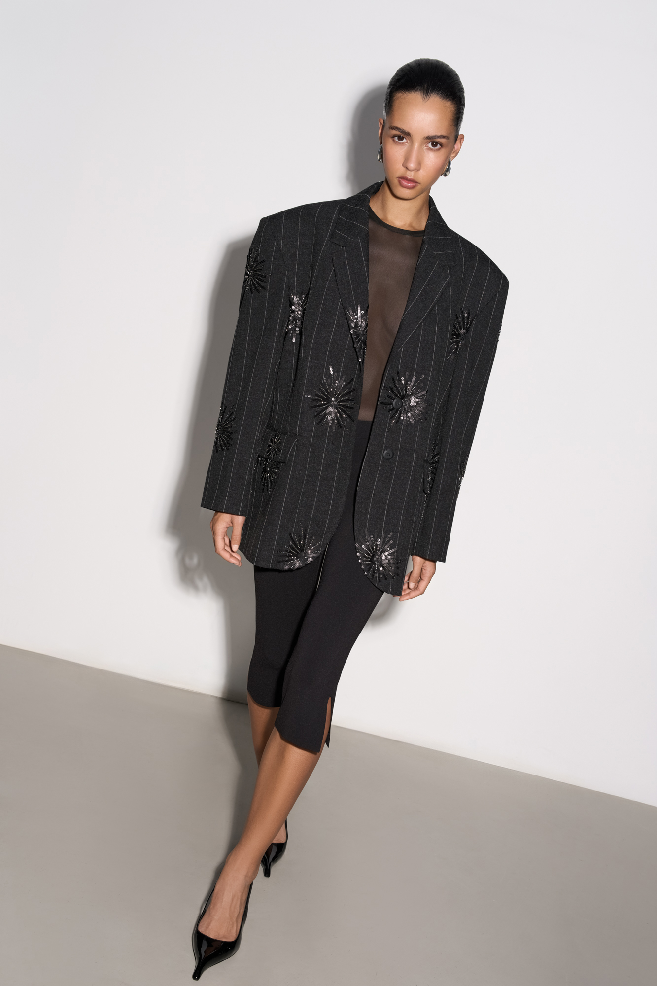 Трикотажные капри из вискозы. Модель с невысокими разрезами сбоку.