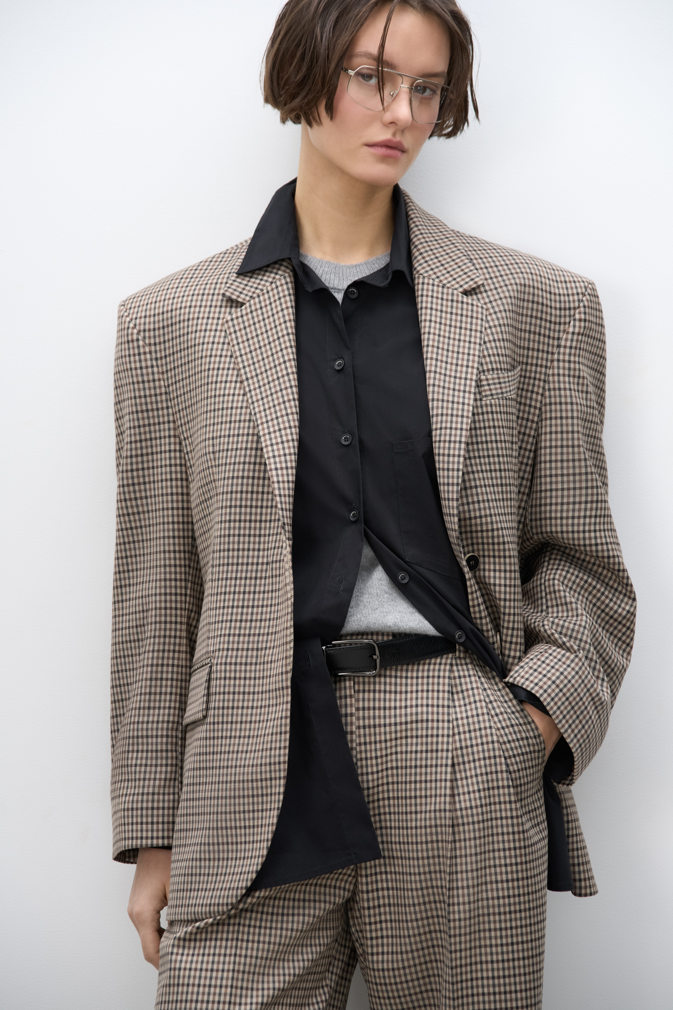 Однобортный жакет в клетку виши из шерсти. Модель прямого кроя с узкими лацканами, подплечниками, боковыми карманами с клапанами и карманом на груди. Изделие выполнено на подкладке. Дополнить образ можно юбкой или брюками.