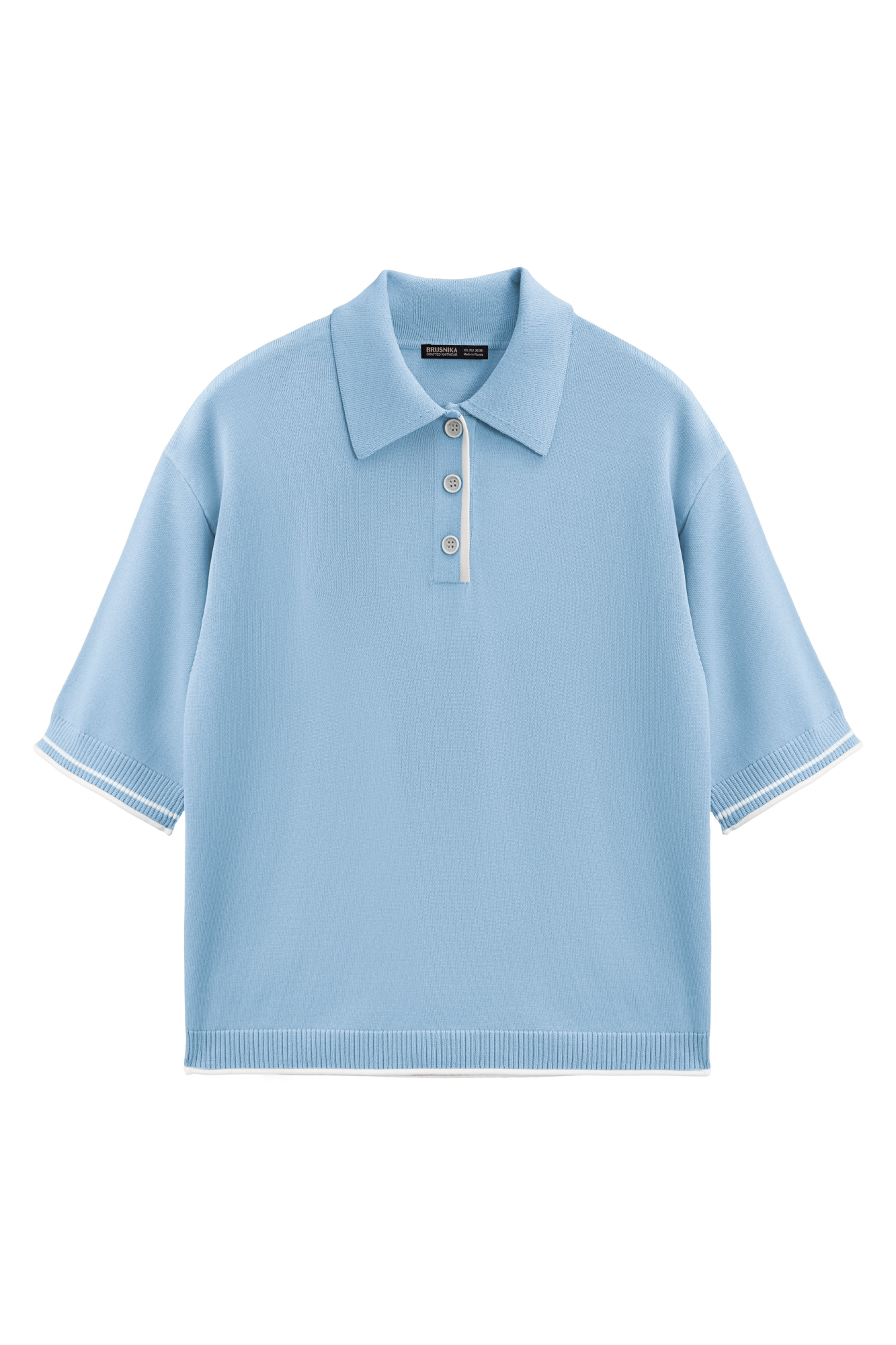 Трикотажная футболка поло из вискозы. Модель прямого силуэта, со спущенной линией плеч, короткими рукавами, отложным воротником-поло и планкой с тремя пуговицами. Рукава и нижний край изделия декорированы кантом контрастного цвета. 