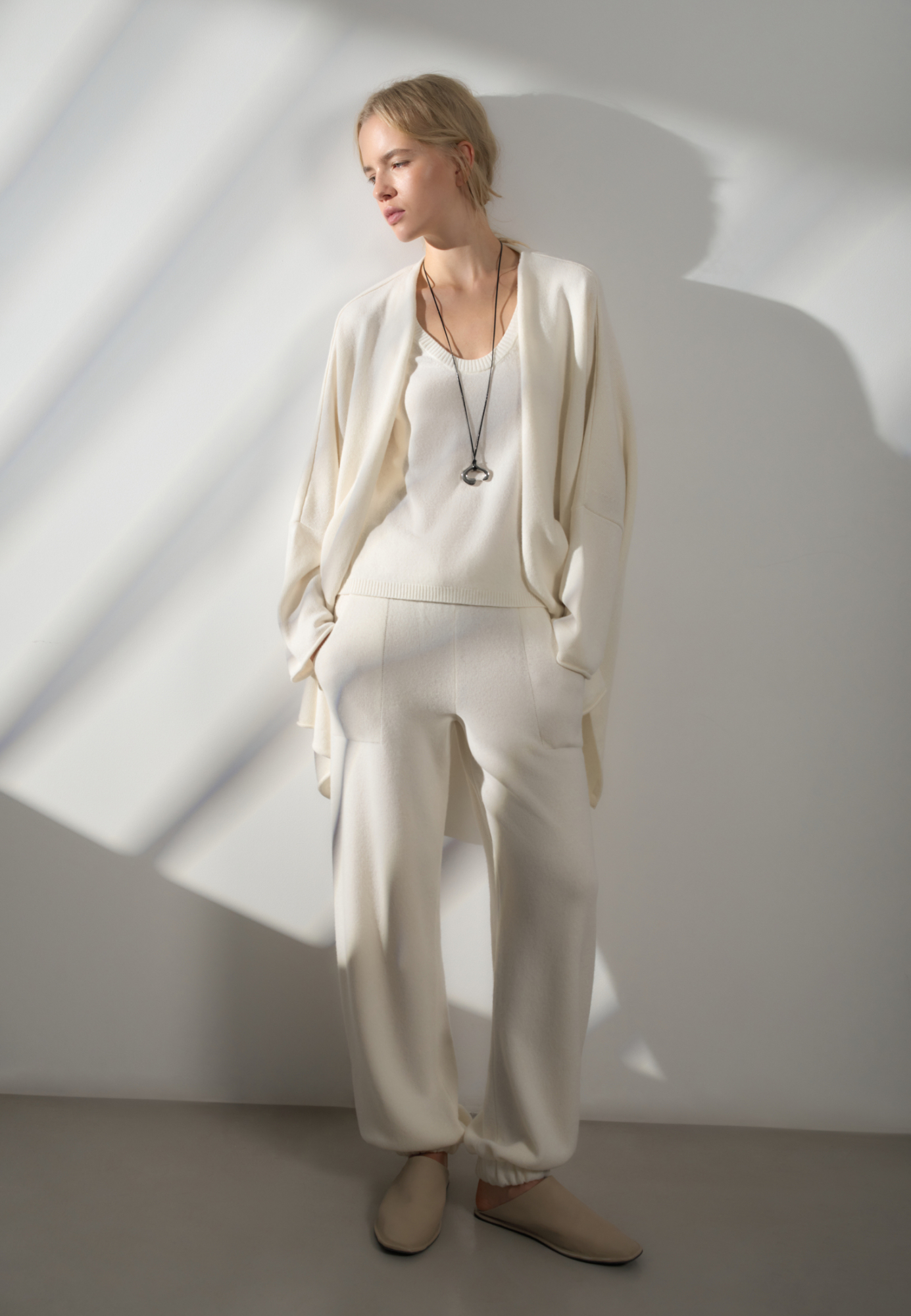 Трикотажные брюки-бананы из кашемира и шерсти. Модель свободного силуэта, с эластичным поясом в рубчик, дополненным кулиской, и двумя большими карманами. Манжеты выполнены на резинках.