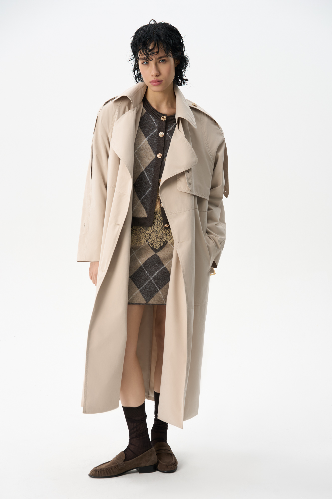 Двубортный тренч с подплечниками. Модель прямого свободного кроя с широкими лацканами и кокеткой. Изделие декорировано патами на плечах и манжетах рукавов. Шлевки на талии для пояса. Изделие выполнено на подкладке.