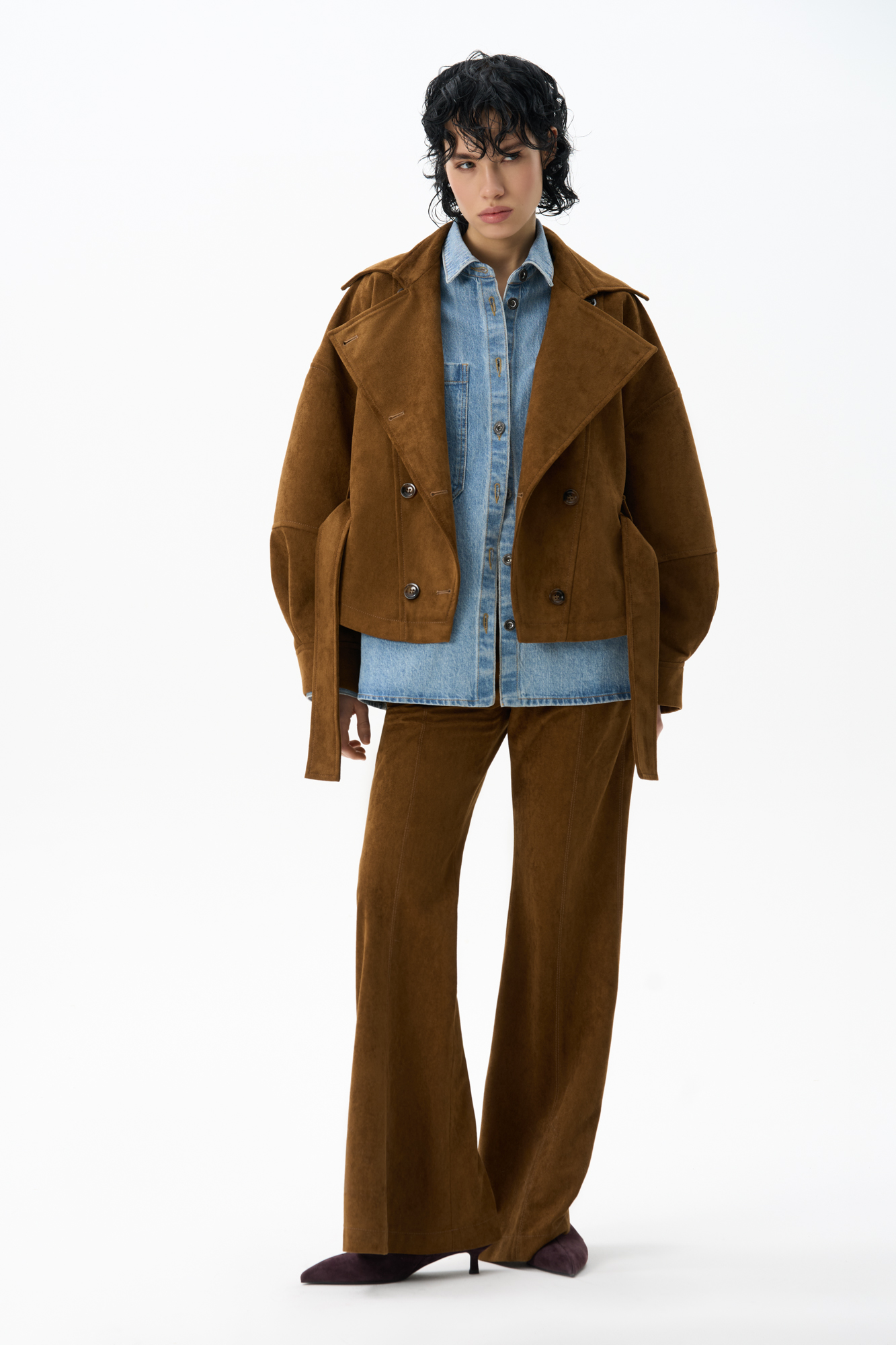 Брюки из ткани с имитацией внешнего вида и свойств натуральной замши. Модель прямого кроя со шлевками на поясе для ремня, боковыми карманами, карманами сзади и стрелками. Застежка на пуговицу и молнию. Отделка строчкой в тон.