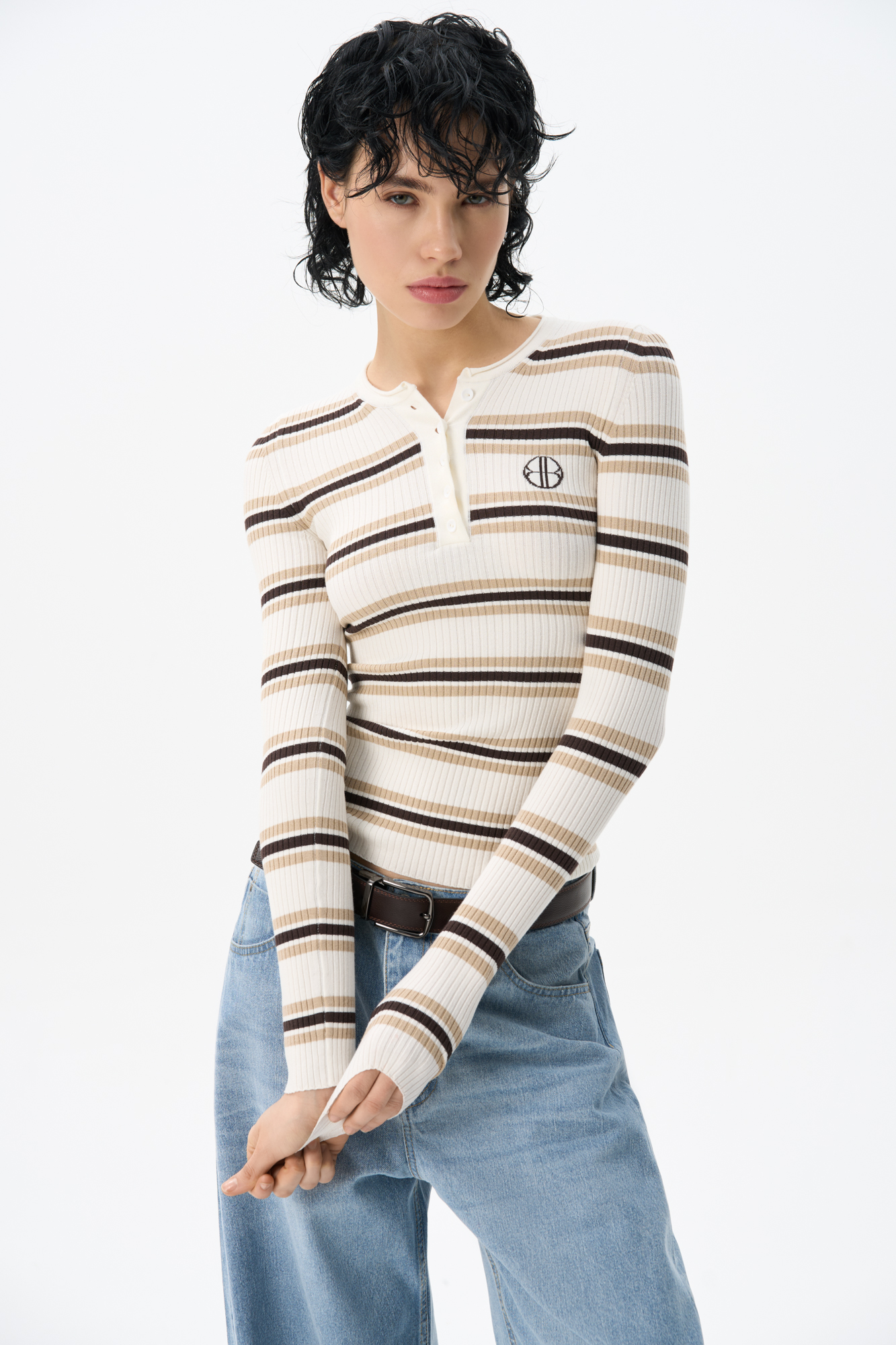 Трикотажный лонгслив из вискозы. Модель с круглым вырезом горловины с планкой на пуговицах и брендированным ярлыком на груди.