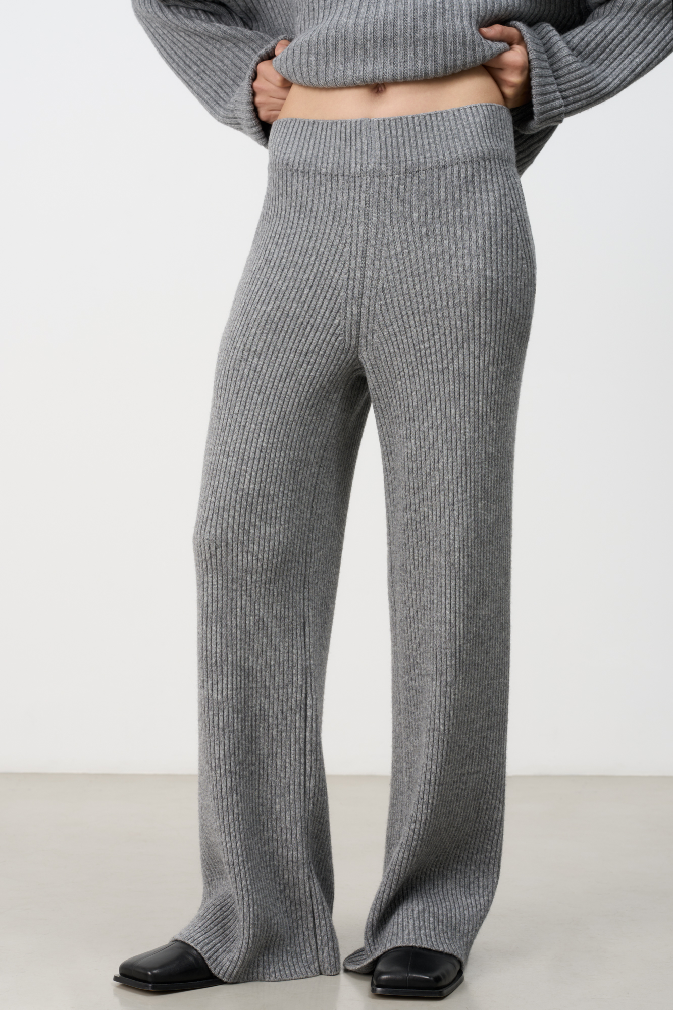 Широкие брюки из шерсти с добавлением кашемира. Модель прямого кроя с боковыми карманами. Пояс на эластичной резинке.