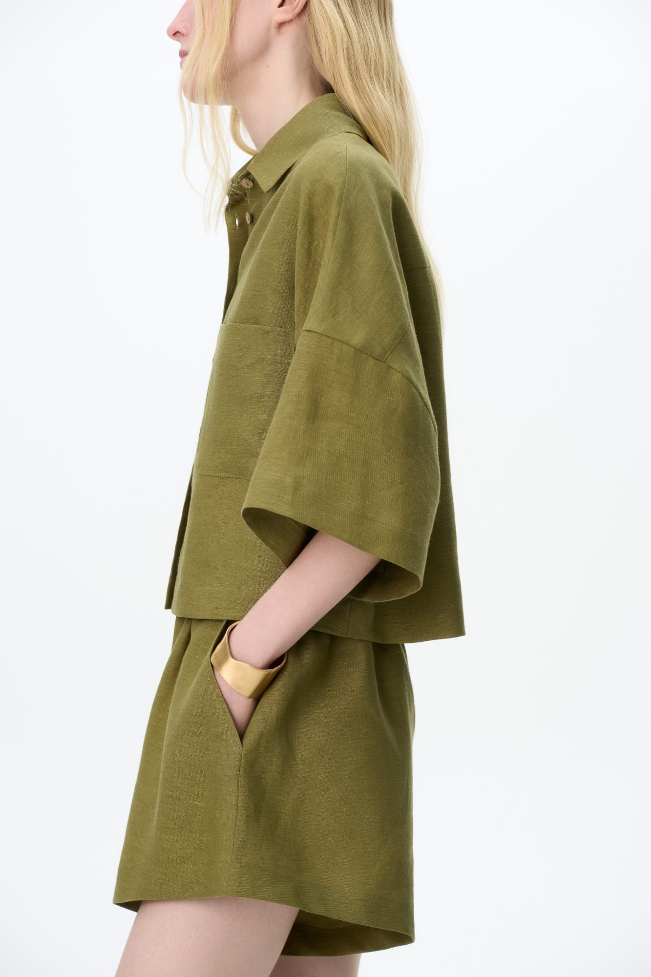 Комплект из 100% льна. Укороченная рубашка с отложным воротником, накладными карманами и спущенной линией плеч. Короткие шорты прямого кроя с боковыми карманами и эластичным поясом на резинке.