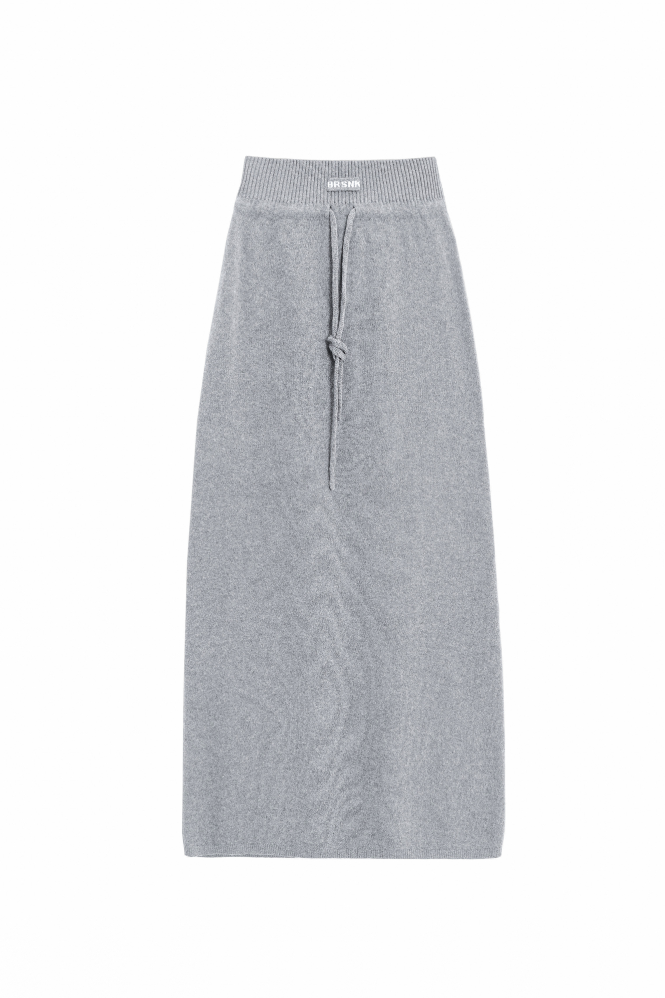 Трикотажная юбка длины макси из кашемира и шерсти. Модель по фигуре, с широким эластичным поясом в рубчик, дополненным кулиской и двумя накладными карманами сзади. Изделие декорировано вывязанным логотипом.