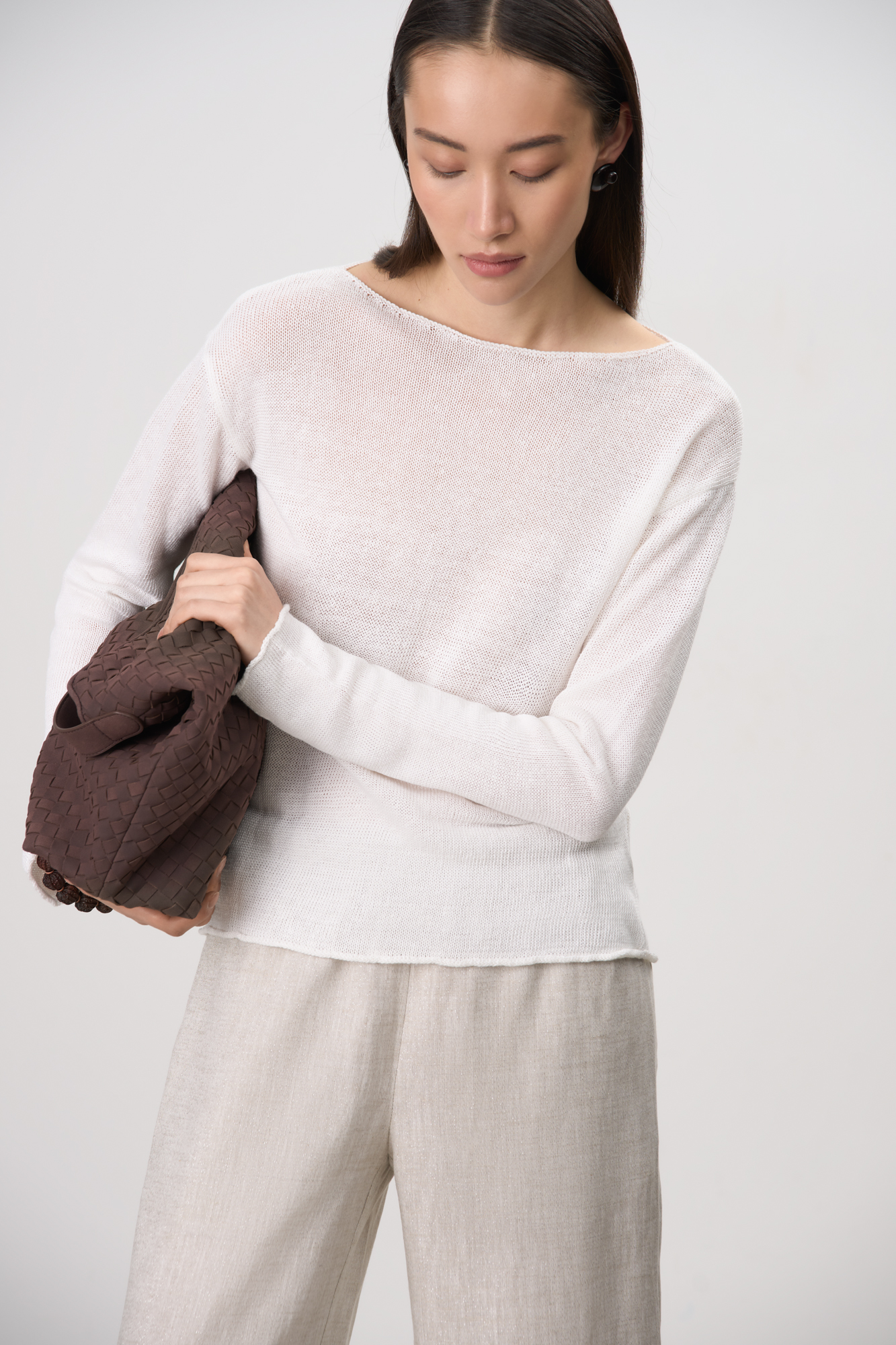 Трикотажный джемпер из 100% льна. Модель свободного кроя, со спущенной линий плеч и неглубоким вырезом горловины. Края изделия декорированы валиками.