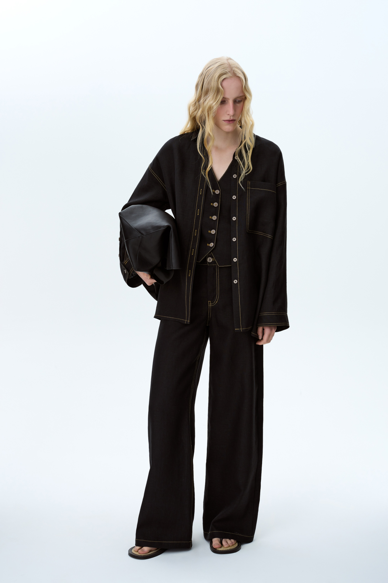 Брюки из 100% льна. Модель прямого кроя с небольшим расклешением. Пять карманов. Застежка на молнию и металлическую пуговицу. Дополнить образ можно жилетом и рубашкой в таком же стиле.