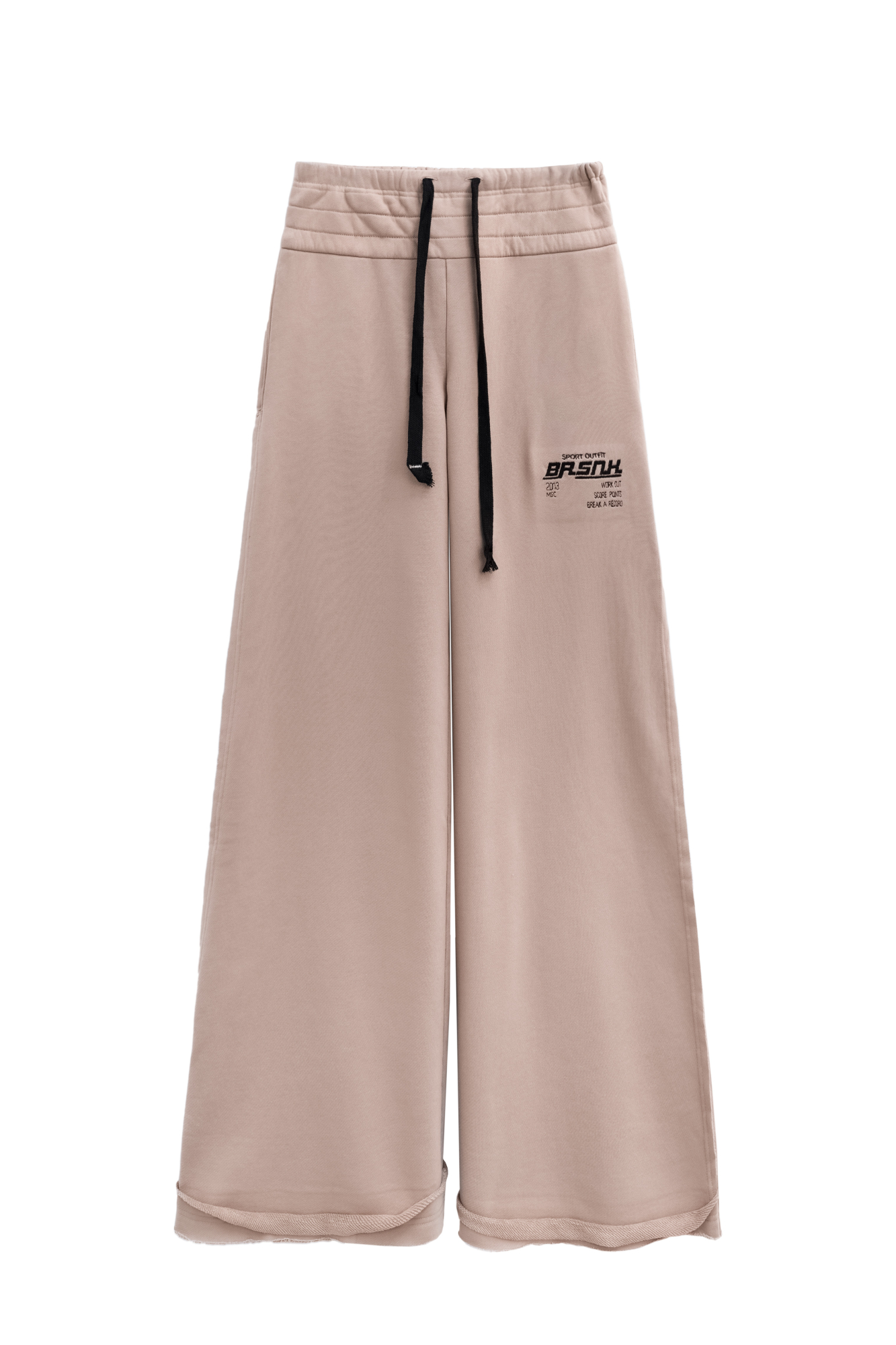 Широкие спортивные брюки из футера. Модель с широким поясом на кулиске и карманами. Изделие декорировано вышитым логотипом бренда и имитацией необработанного края.