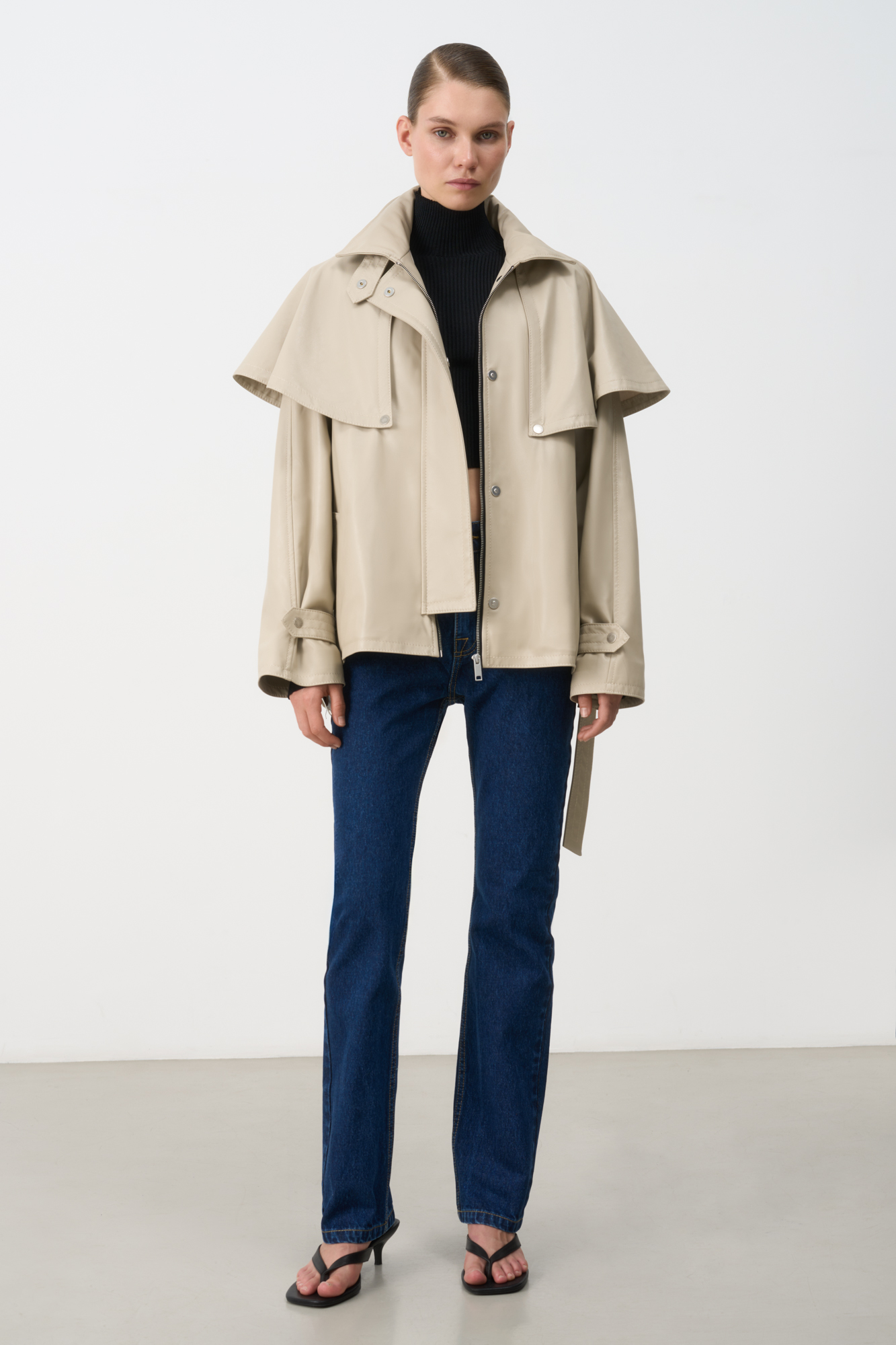 Куртка с асимметричной отлетной кокеткой. Модель свободного силуэта с воротником-стойкой, боковыми карманами и патами на манжетах. Пояс в тон изделия. На подкладке.