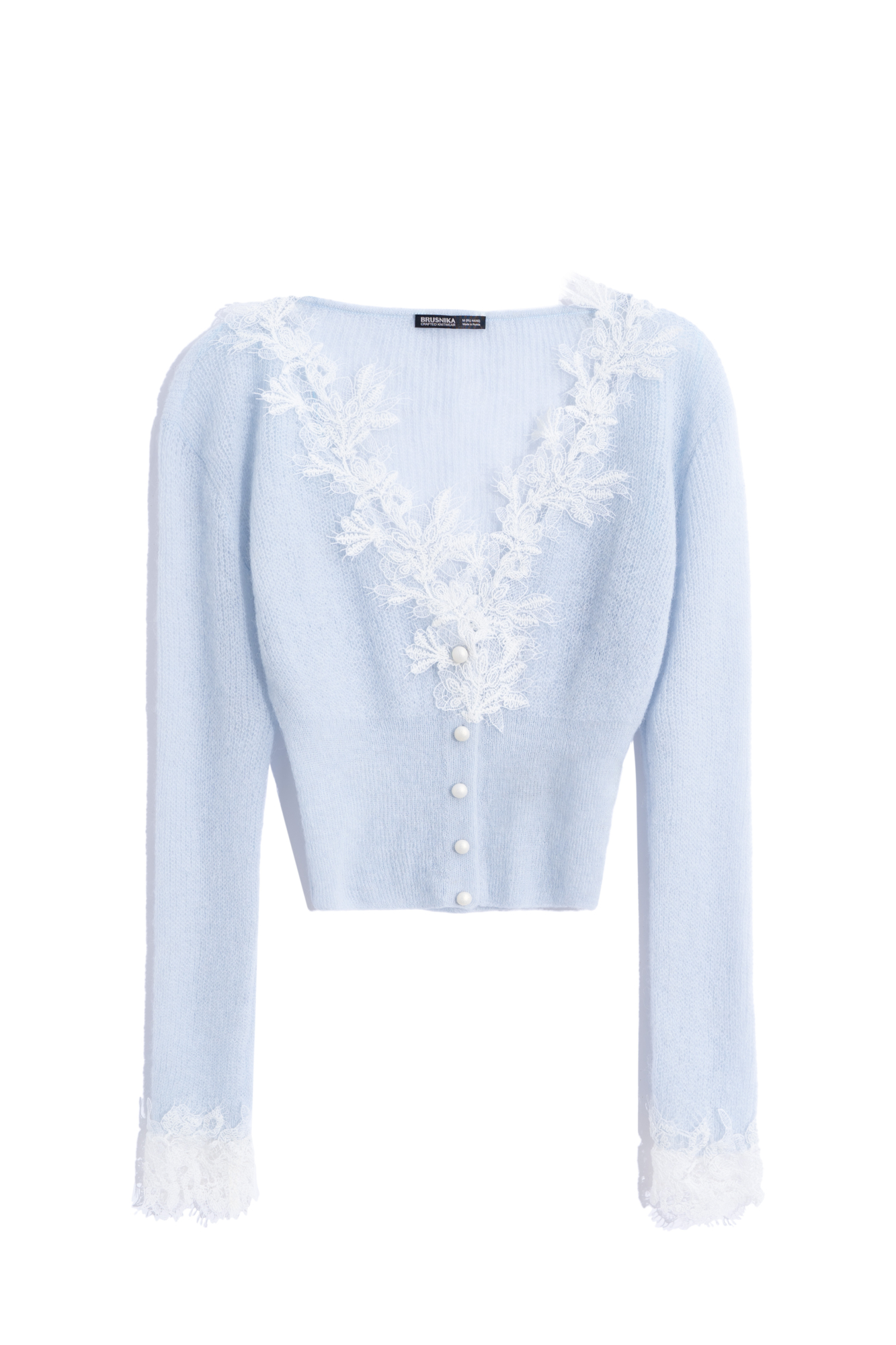 Короткий трикотажный кардиган из тонкой шерсти мериноса экстрафайн и альпака экстрафайн. Модель по фигуре с глубоким V-образным вырезом. Изделие декорировано тонким кружевом. Застежка на маленькие жемчужные пуговицы. <br />
(Количесвто пуговиц зависит от размера изделия, 5 штук для S и M, 6 - для L).