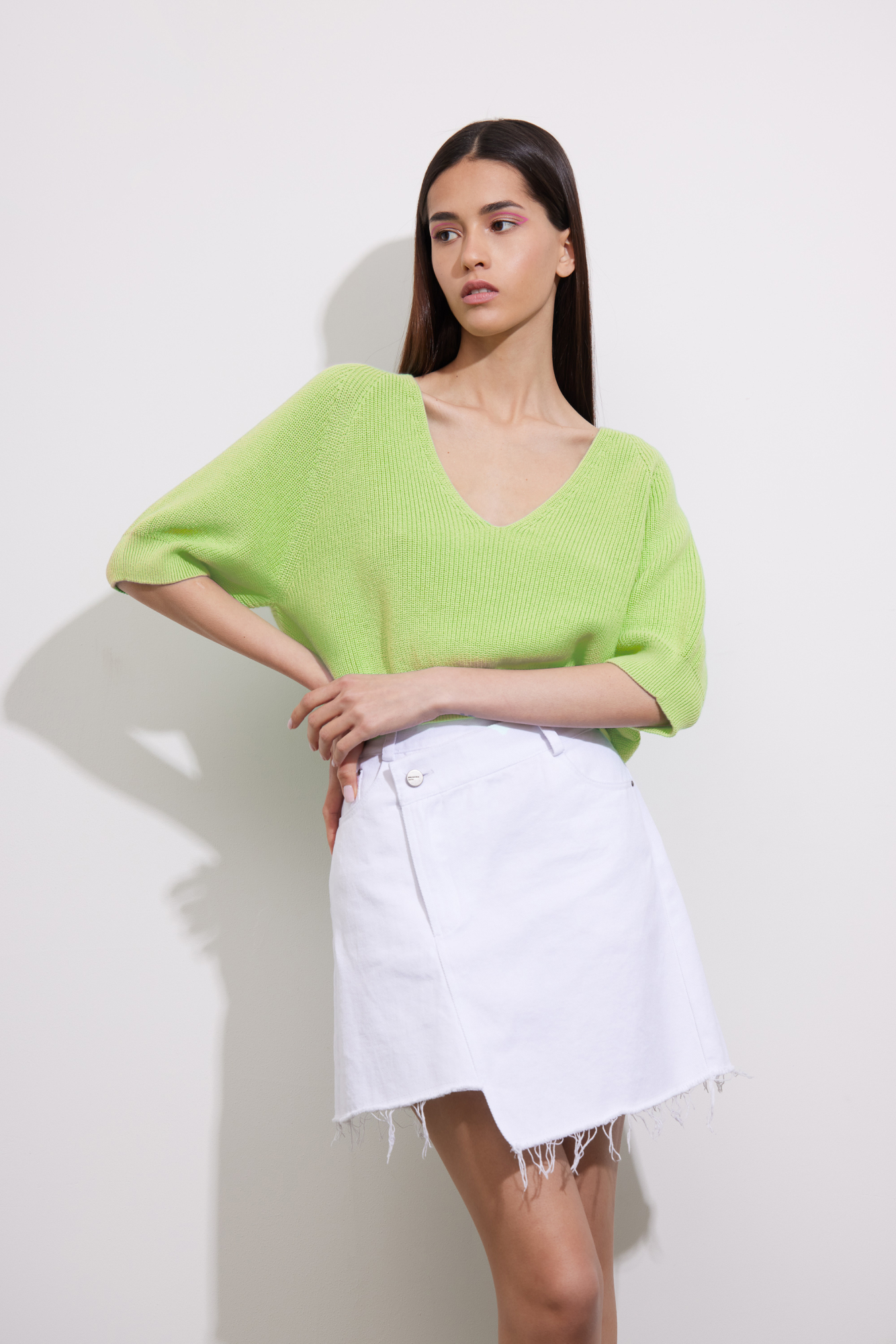 Трикотажный топ из хлопка с V-образным вырезом и коротким рукавом. Манжеты и низ изделия в рубчик.