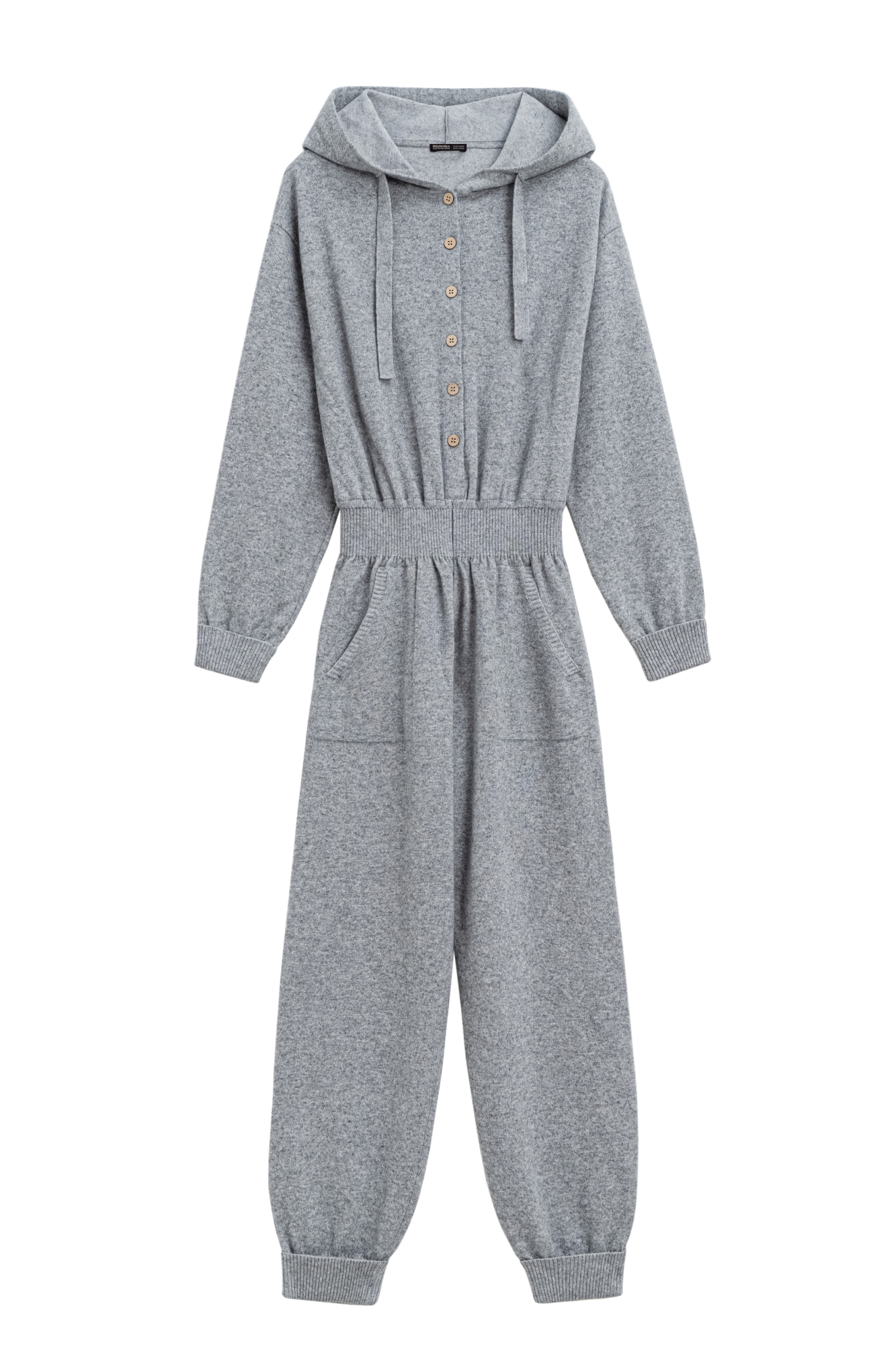 Трикотажный комбинезон из шерсти и кашемира, состоящий из худи и брюк. Худи с капюшоном и застежкой на пуговицы, брюки с широким эластичным поясом, боковыми карманами и манжетами на резинке.