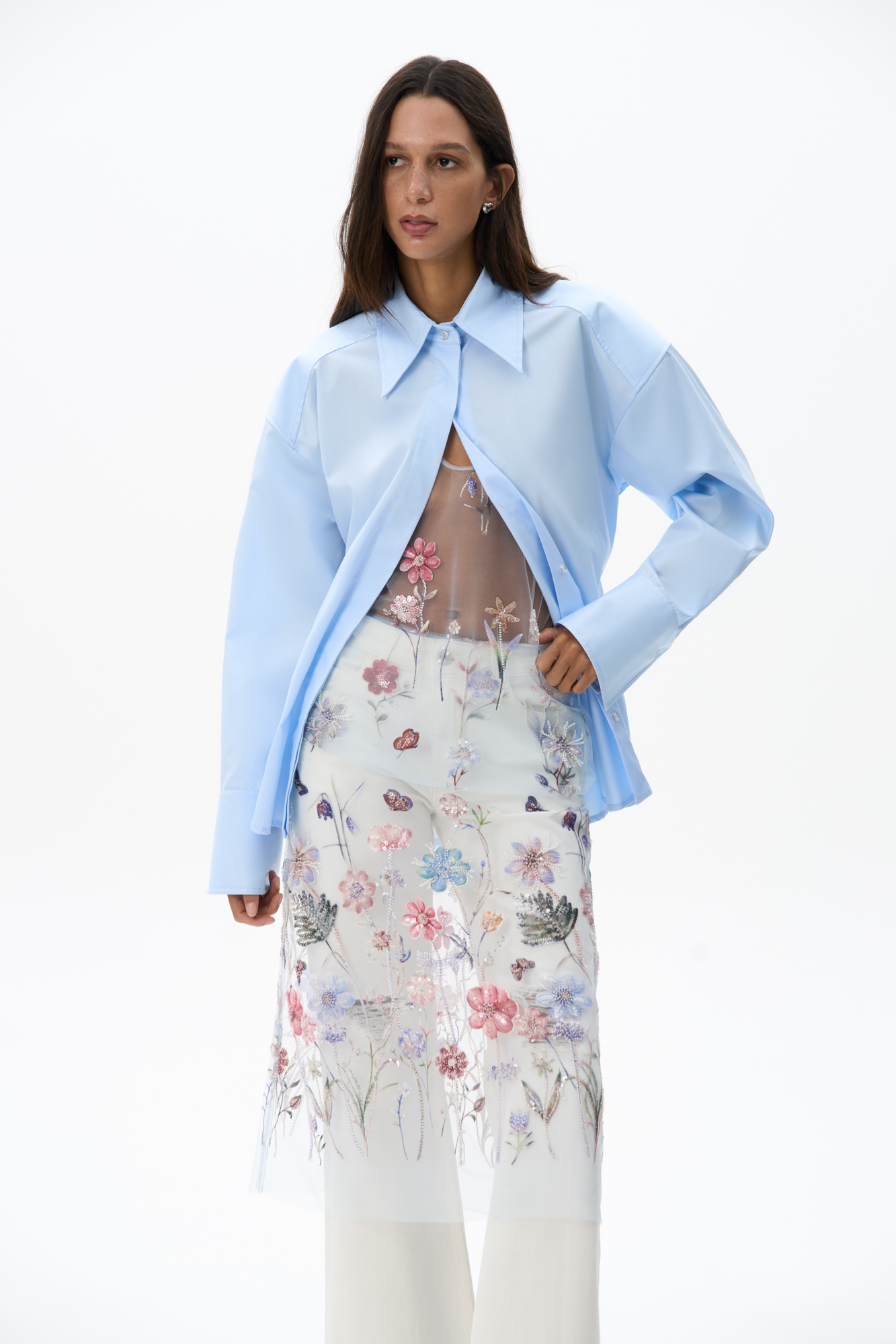 Юбка длины миди с цветочным орнаментом, вышитым пайетками и бисером. Модель без подкладки. Застежка на молнию сбоку.