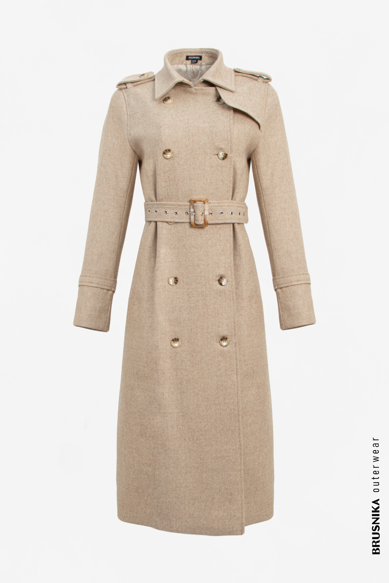 Двубортное шерстяное пальто на пуговицах приталенного силуэта, фиксированного поясом из основной ткани с пряжкой.<br />
