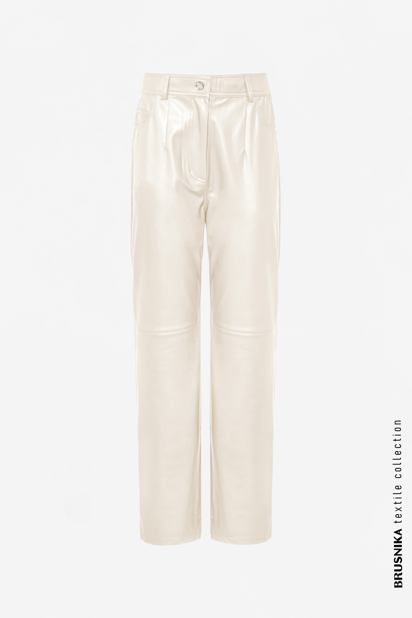 Брюки из мягкой экокожи. Модель прямого классического кроя со средней посадкой. Брюки дополнены декоративным швом в районе колен. 