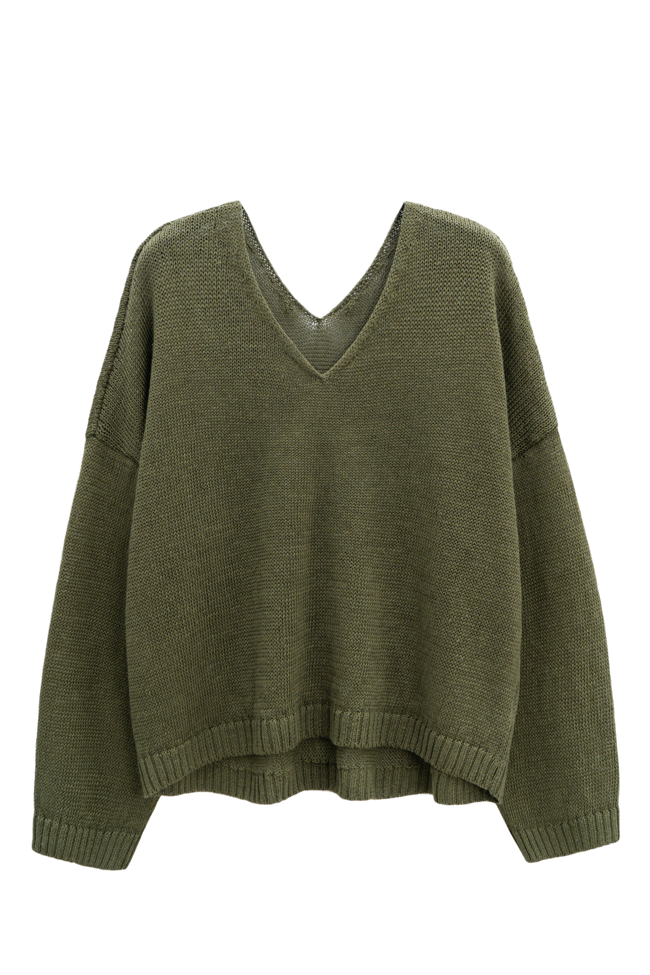 Трикотажный джемпер из 100% льна с V-образным вырезом. Модель прямого силуэта с длинным рукавом и удлиненной спинкой. Края изделия выполнены в рубчик.