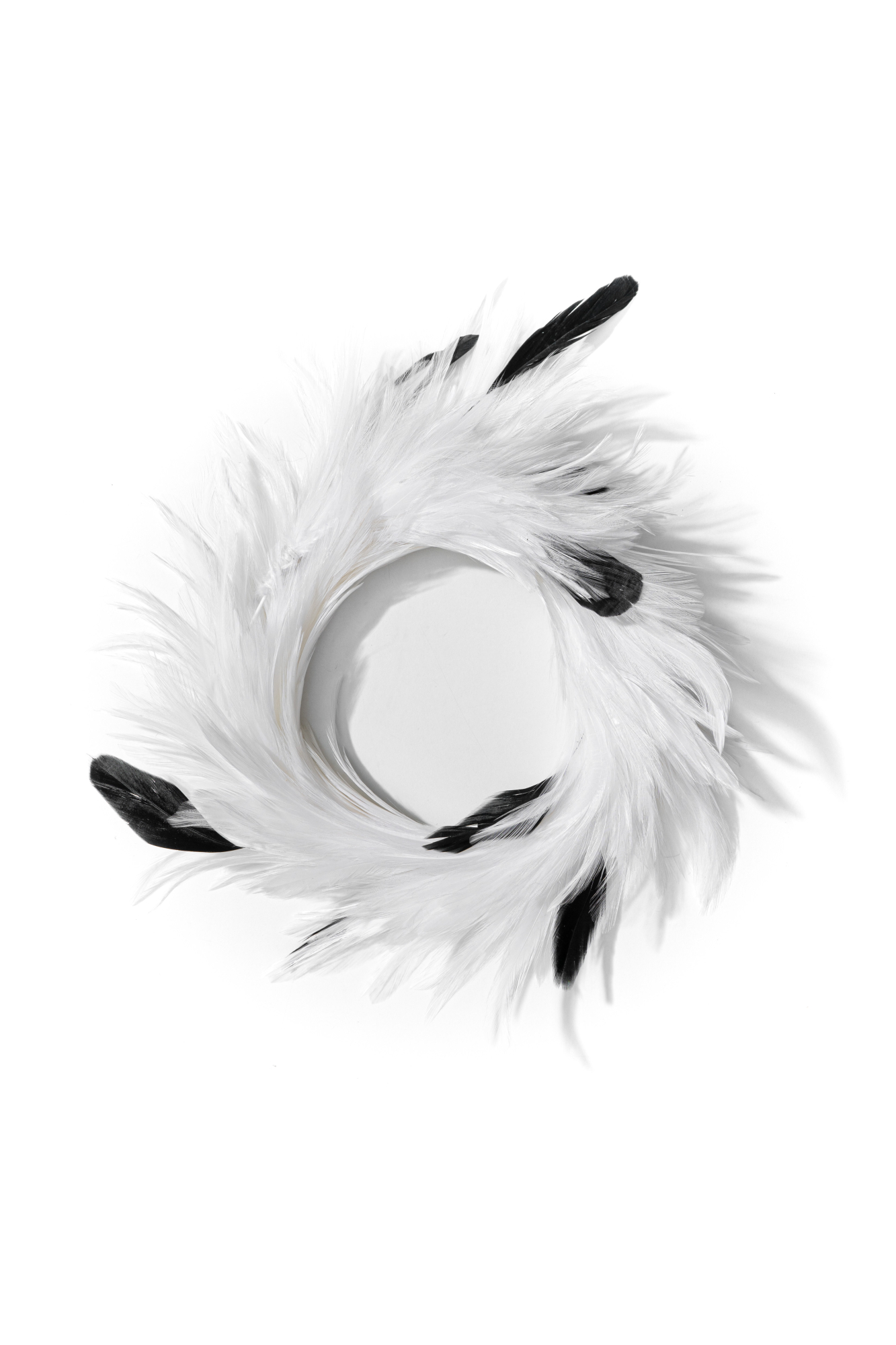 Широкое колье из перьев.