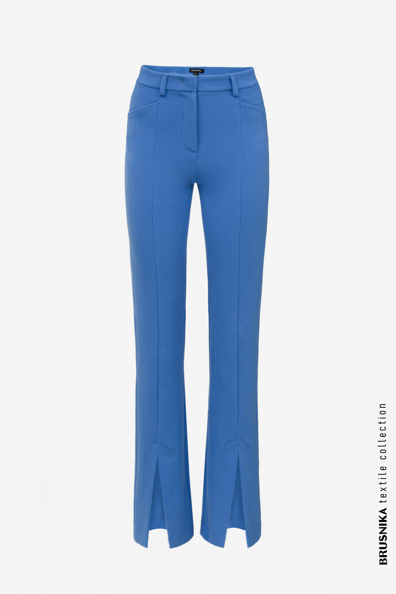 Классические прямые брюки с разрезами спереди. Боковые карманы и потойная застежка на молнию. Дополнить образ можно жакетом в таком же стиле.