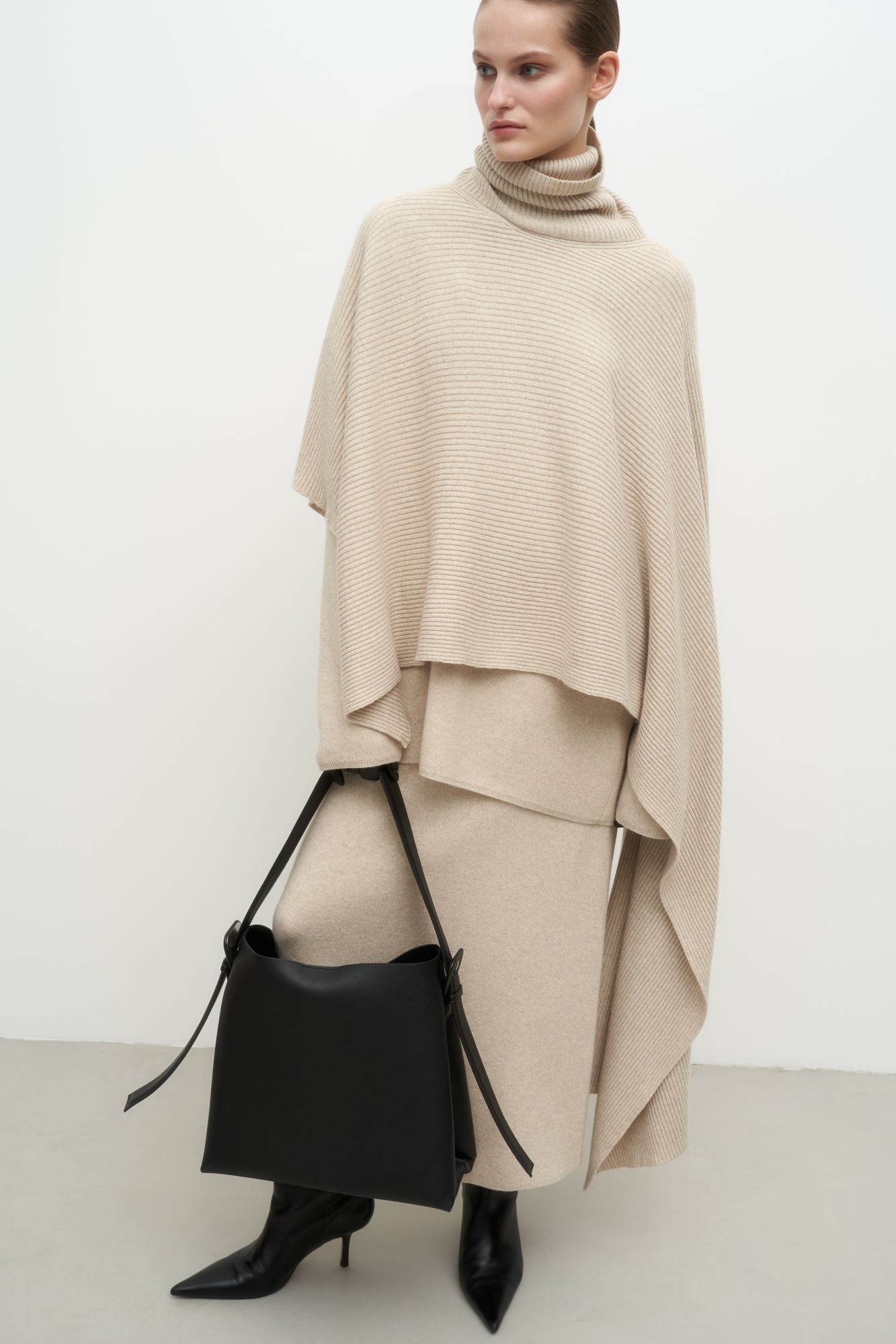 Шарф-пончо из шерсти с добавлением кашемира. Асимметричный край и высокая горловина. Текстура в рубчик.