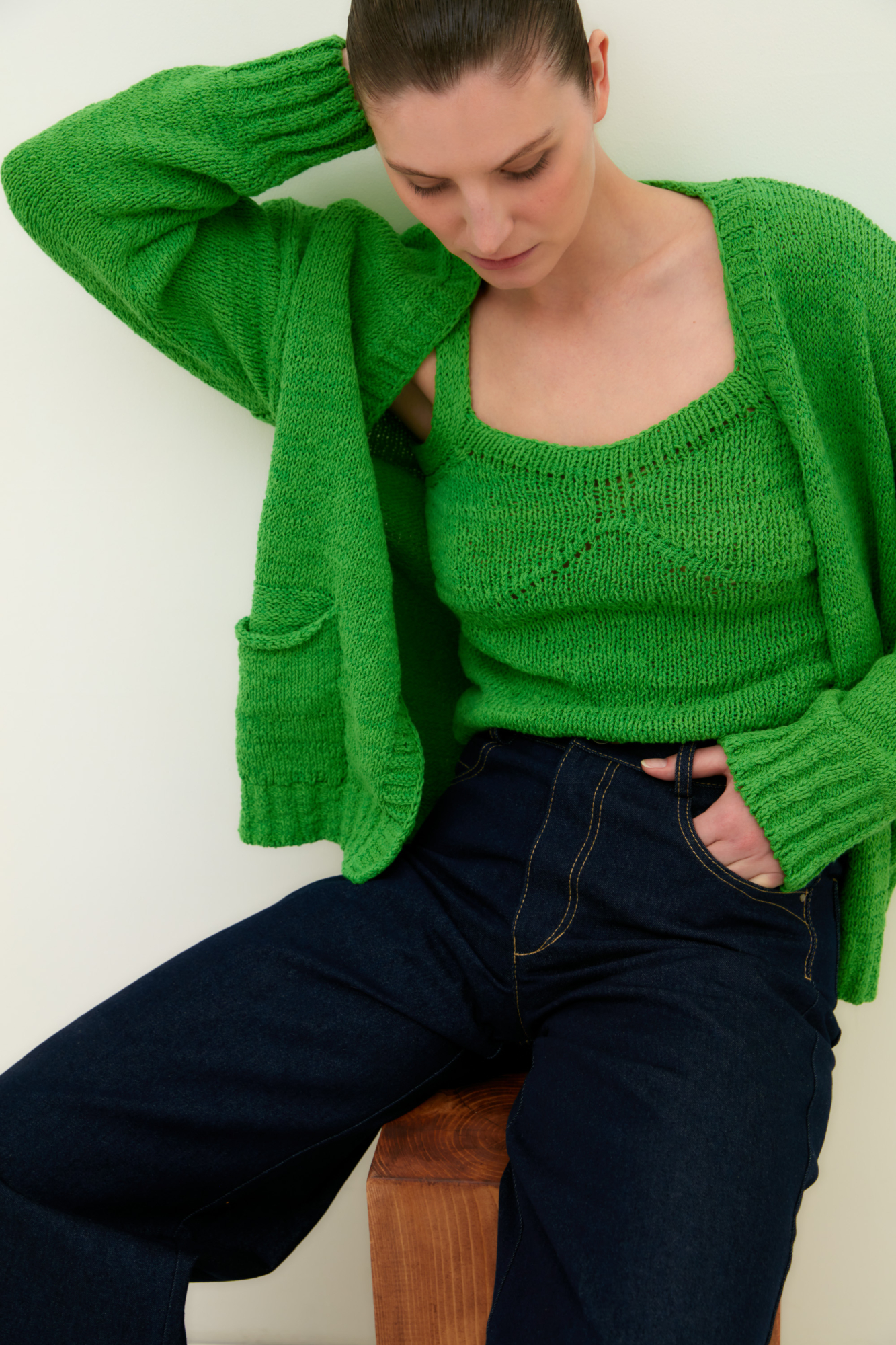 Трикотажный топ из хлопка с добавлением акрила. Модель на тонких бретелях с вывязанным лифом.