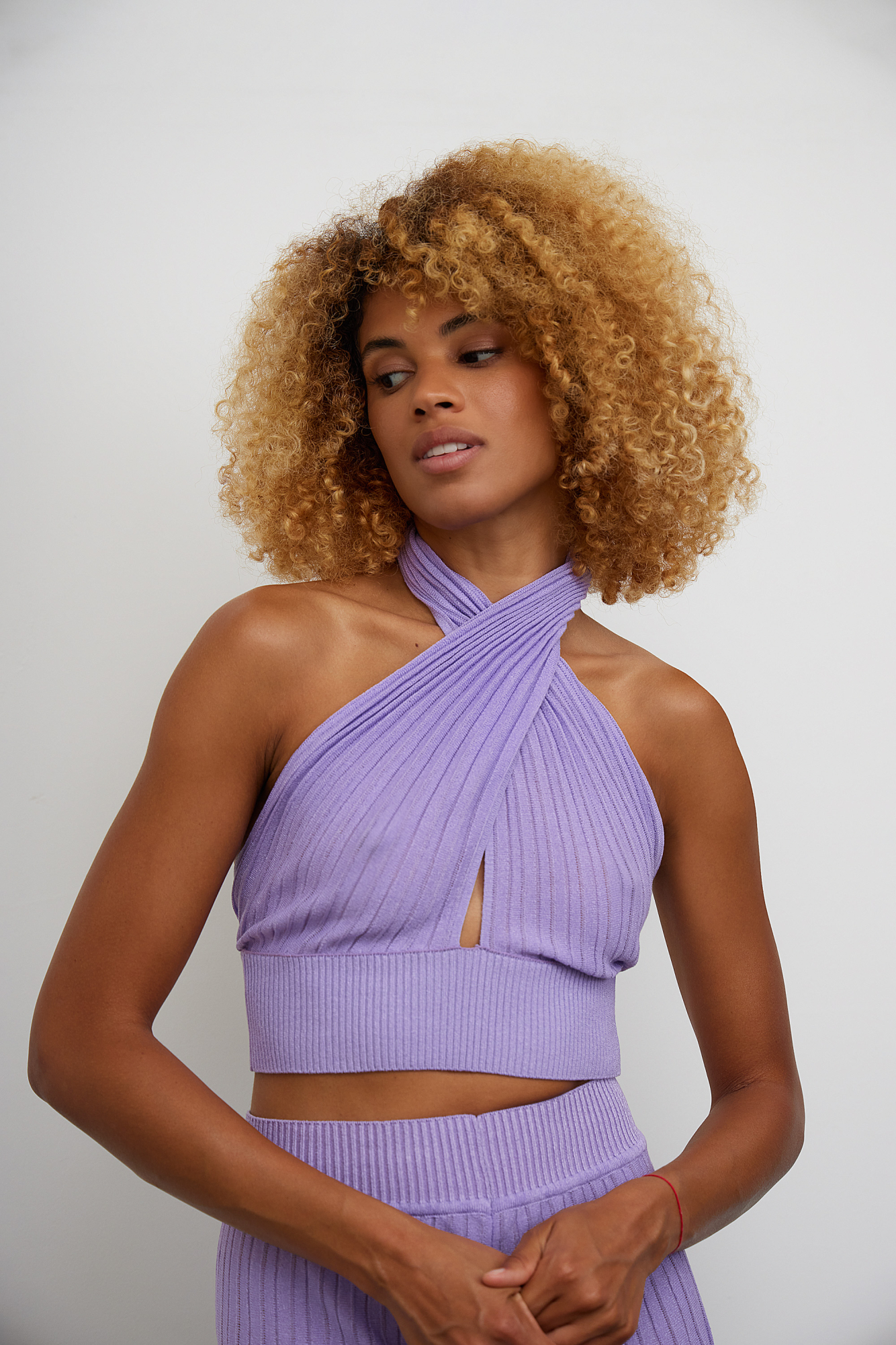 Трикотажный топ из вискозы, главная особенность — перекрещенные детали лифа, которые подчеркивают линию плеч