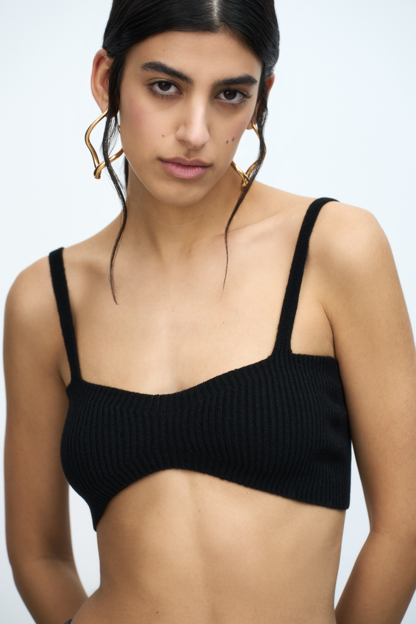 Трикотажный топ на тонких бретелях из шерсти с добавлением кашемира.