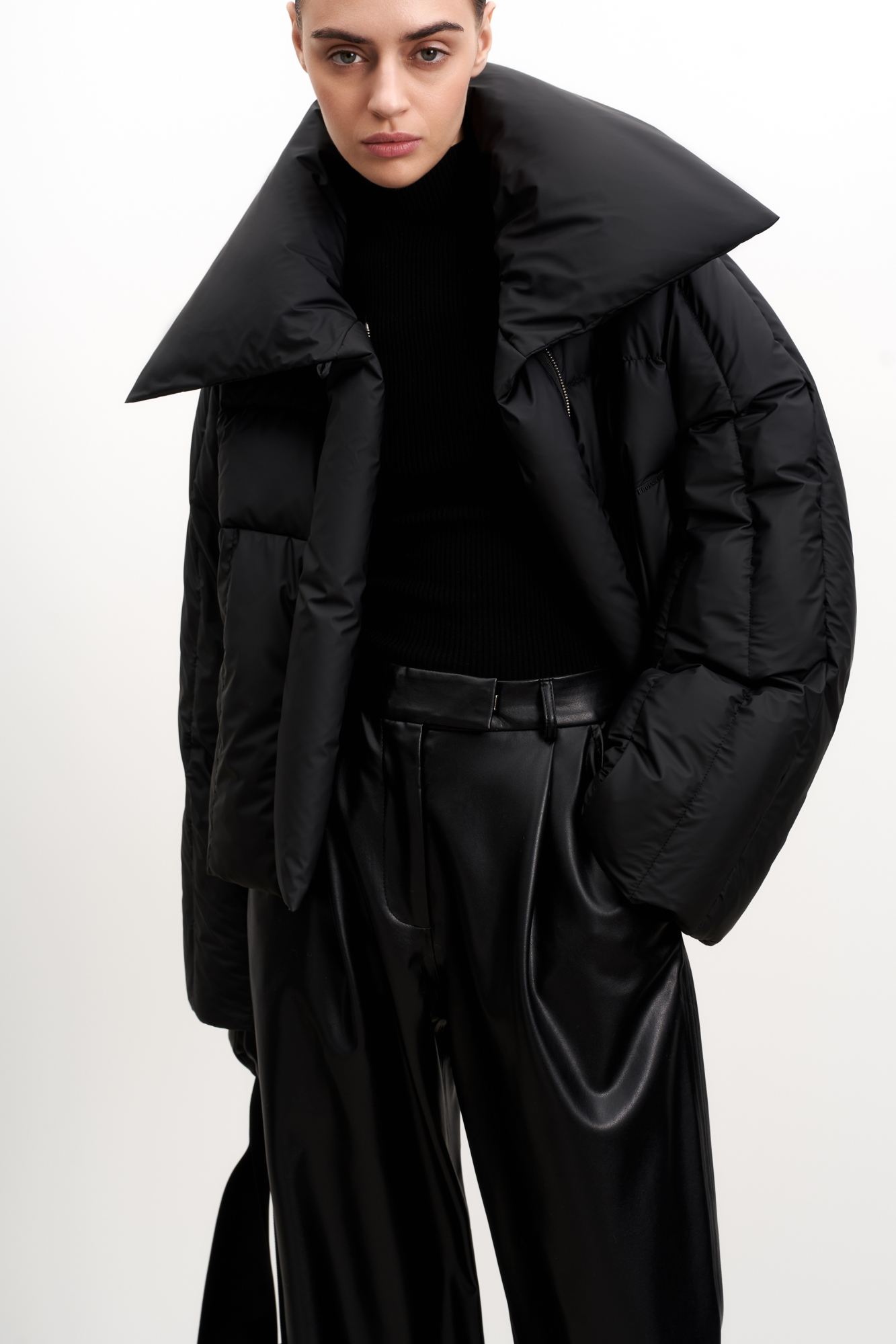 Короткий пуховик с воротником-стойкой. Модель прямого силуэта с боковыми карманами, спущенным плечом и брендированным ярлыком на груди. Застежка на потайную молнию и кнопки. Наполнитель натуральный пух 90% перо 10%.<br />
