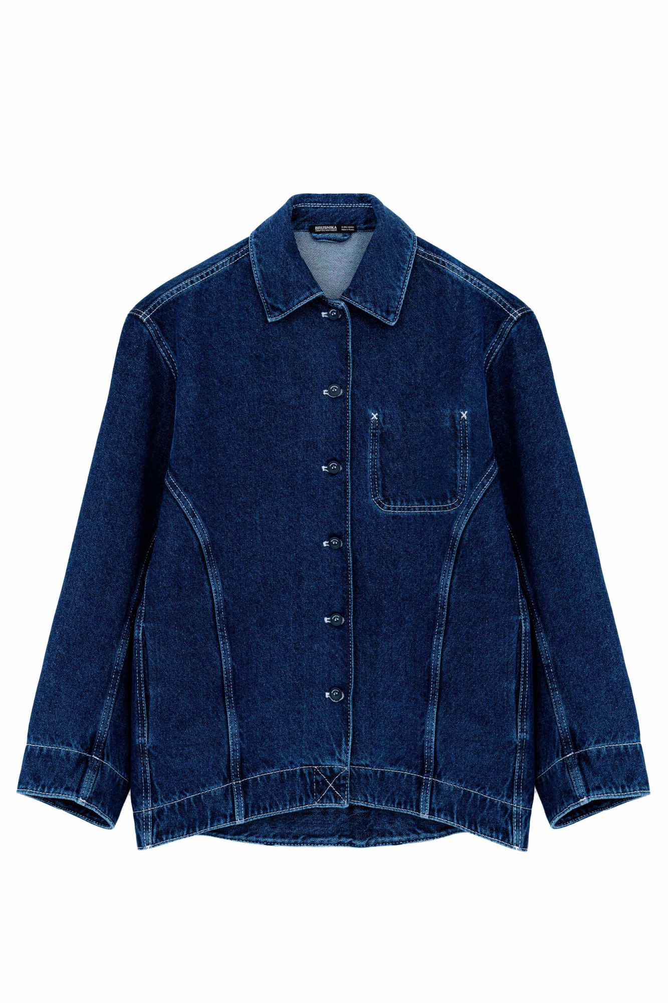 Джинсовая рубашка с рельефными швами и контрастной строчкой. Модель свободного силуэта со спущенной линией плеча и застежкой на пуговицы. Имитация кармана на груди.