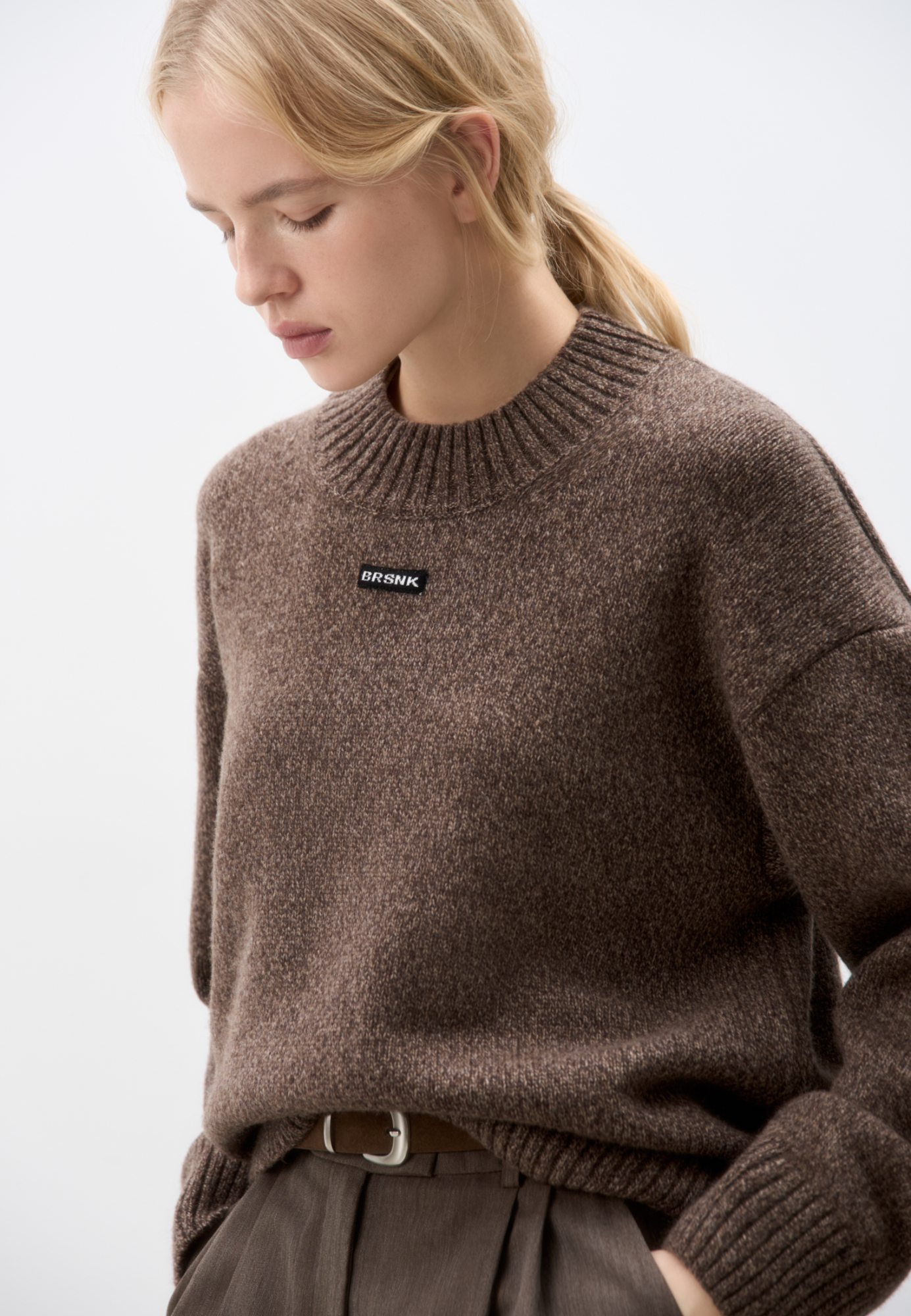 Объемный джемпер из шерсти с добавлением кашемира. Модель свободного силуэта, со спущенной линией плеч. Воротник выполнен изнаночными петлями в широкий рубчик. Манжеты рукавов и низ изделия - на резинке. Джемпер декорирован брендированным трикотажным ярлычком.