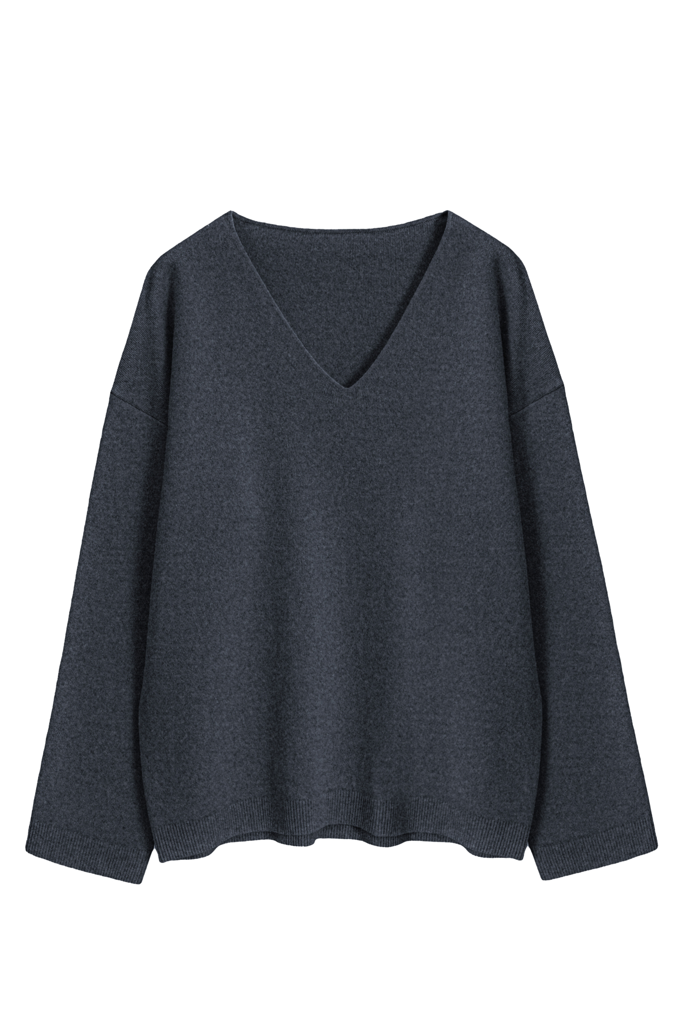 Трикотажный джемпер из шерсти с добавлением кашемира. Модель свободного силуэта со спущенной линией плеч и V-образным вырезом горловины. Манжеты рукавов и низ изделия выполнены в рубчик.