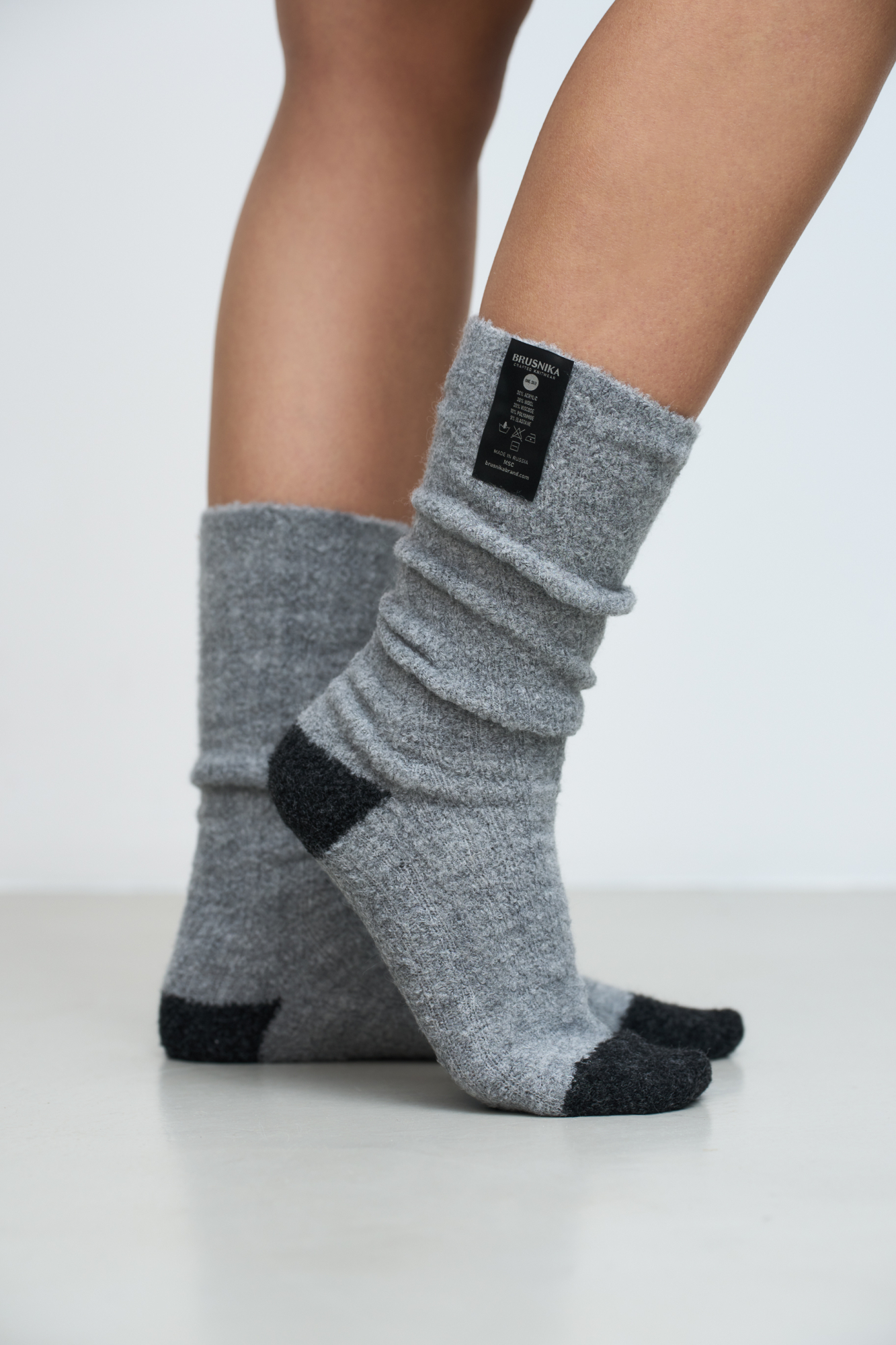 Высокие трикотажные носки из акрила и шерсти в рубчик. Модель с ослабленной резинкой, контрастными носком и пяточкой.