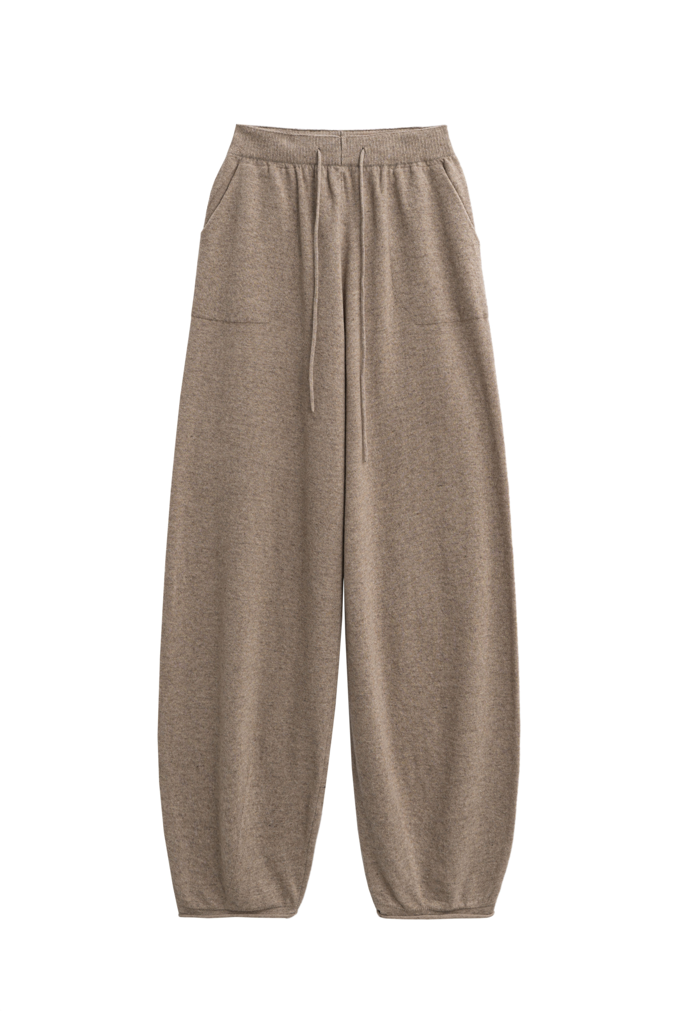 Трикотажные брюки-бананы из кашемира и шерсти. Модель с эластичным поясом, дополненным кулиской, большими накладными карманами и валиками-манжетами.