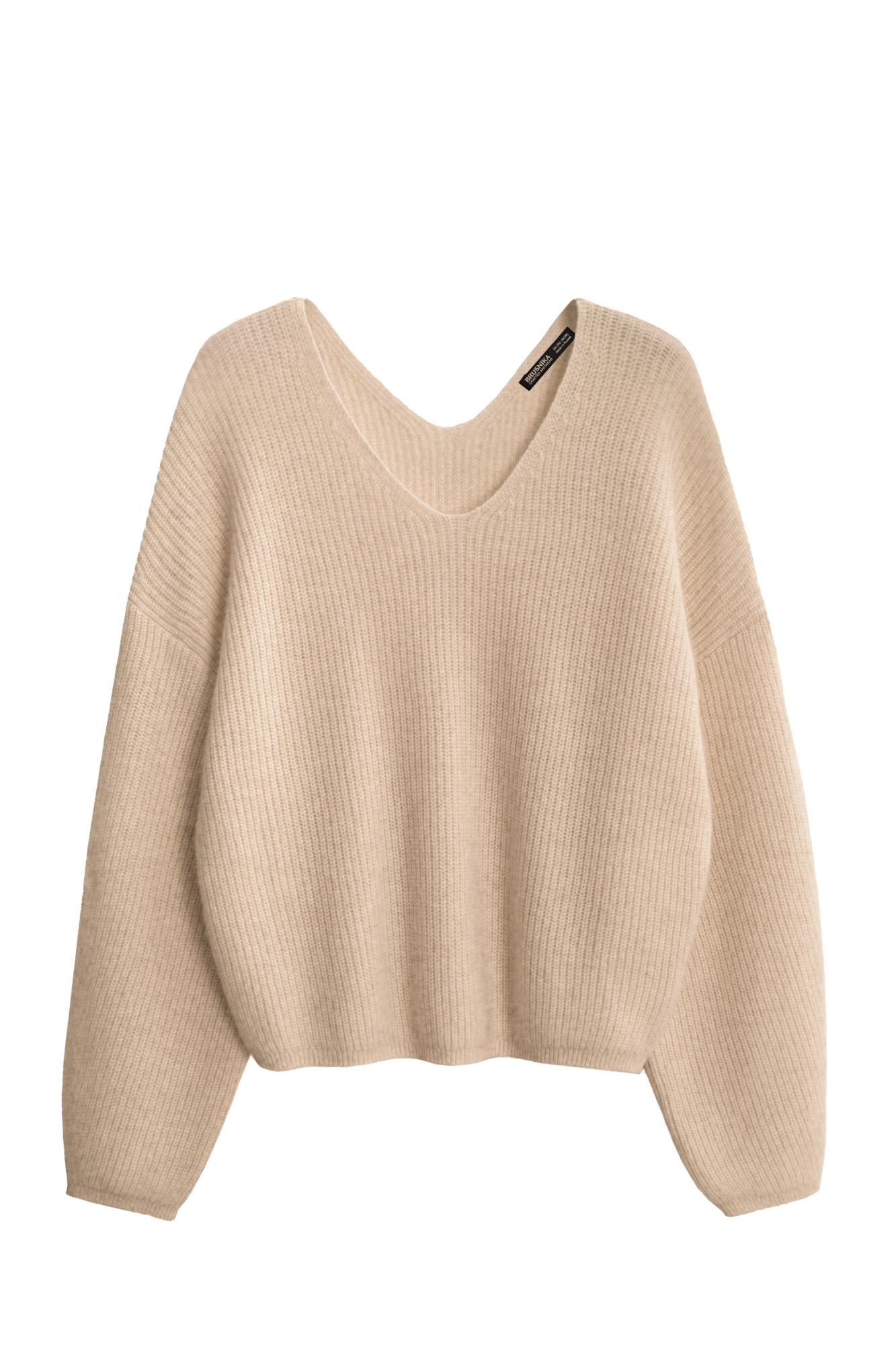 Трикотажный джемпер из пуха лисы. Модель свободного силуэта со спущенной линией плеч и V-образным вырезом горловины. Образ можно дополнить юбкой в том же стиле.