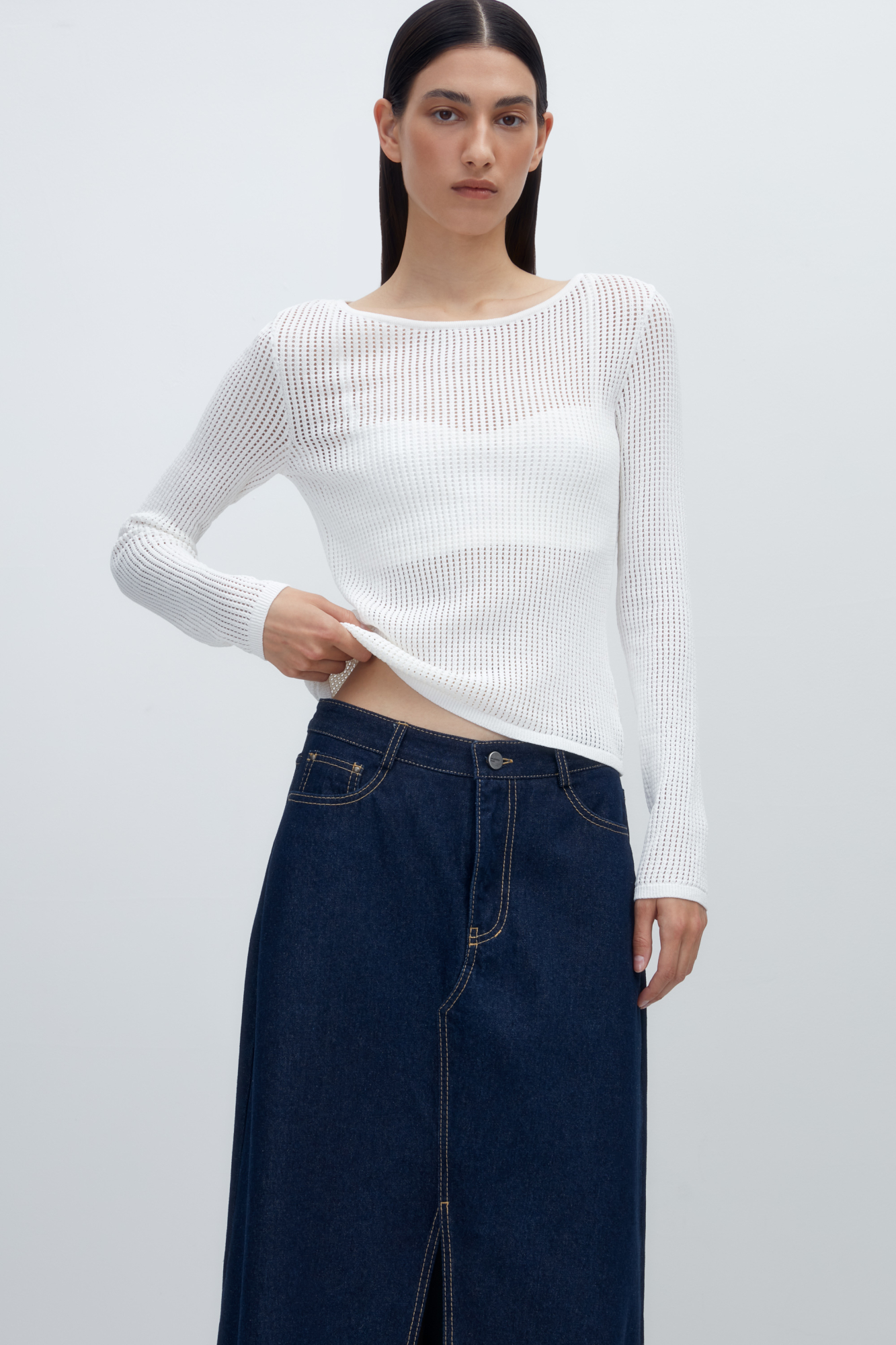 Трикотажный джемпер из органического хлопка. Модель с длинными рукавами и вырезом горловины лодочкой. Ажурное переплетение с имитацией "сетки".<br />
Органический хлопок - более экологичная и безопасная альтернатива обычному хлопку, выращенная без использования химикатов.