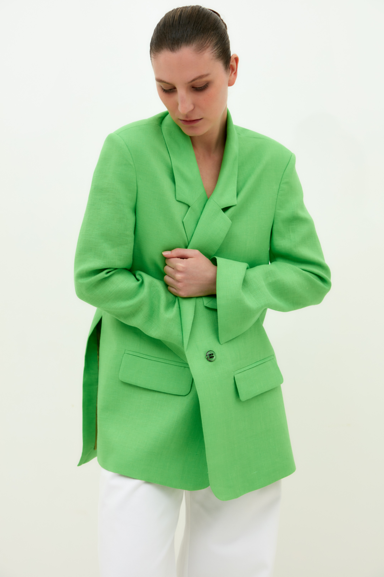 Классический жакет из 100% льна с разрезами по бокам и накладными карманами. Застежка на одну пуговицу. Изделие на подкладке.