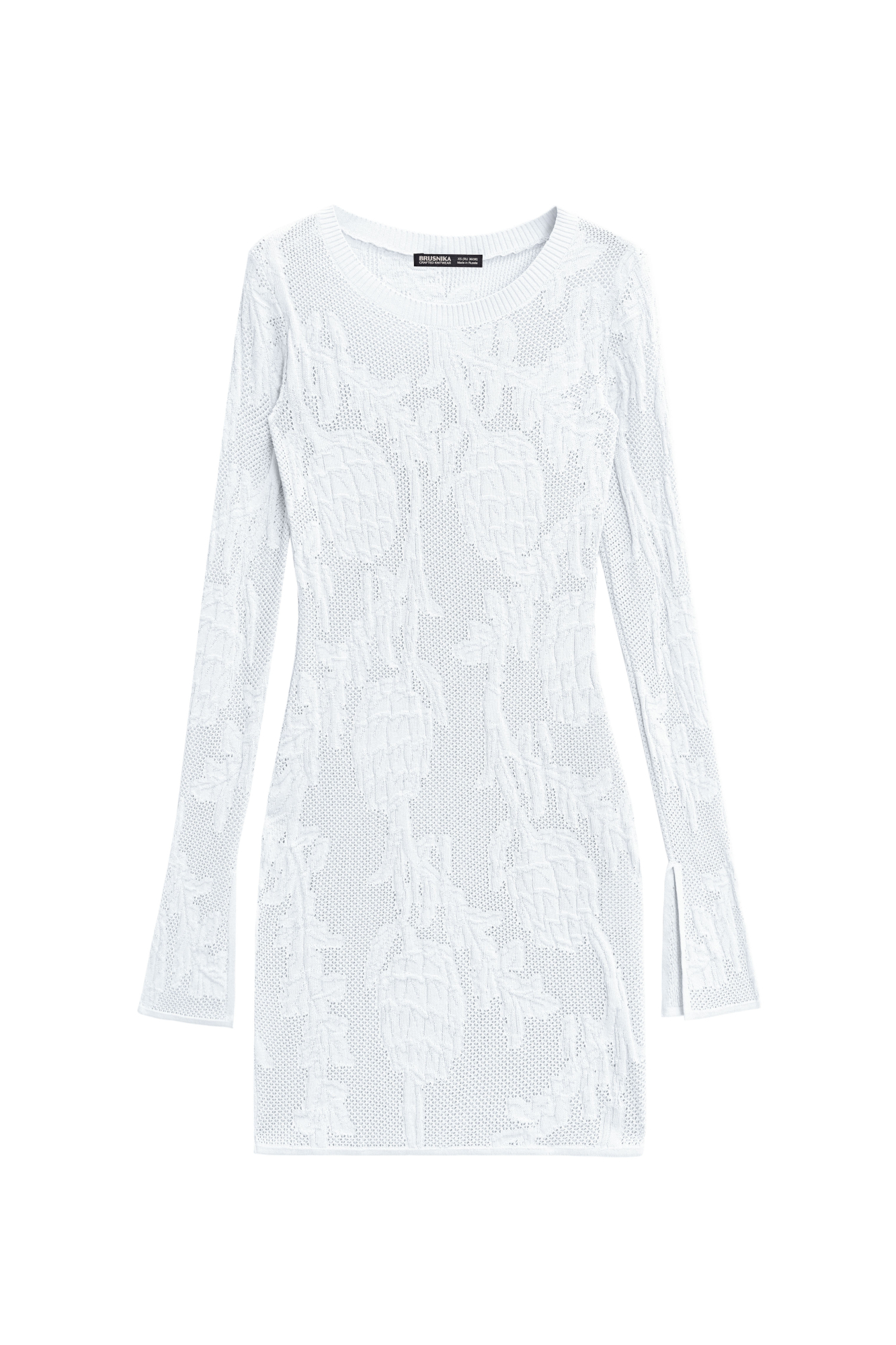 Трикотажное платье длины мини из органического хлопка. Модель приталенного силуэта, с длинными расклешенными рукавами разрезами на манжетах и круглым вырезом горловины. Изделие декорировано объемным растительным орнаментом. <br />
Органический хлопок - более экологичная и безопасная альтернатива обычному хлопку, выращенная без использования химикатов.