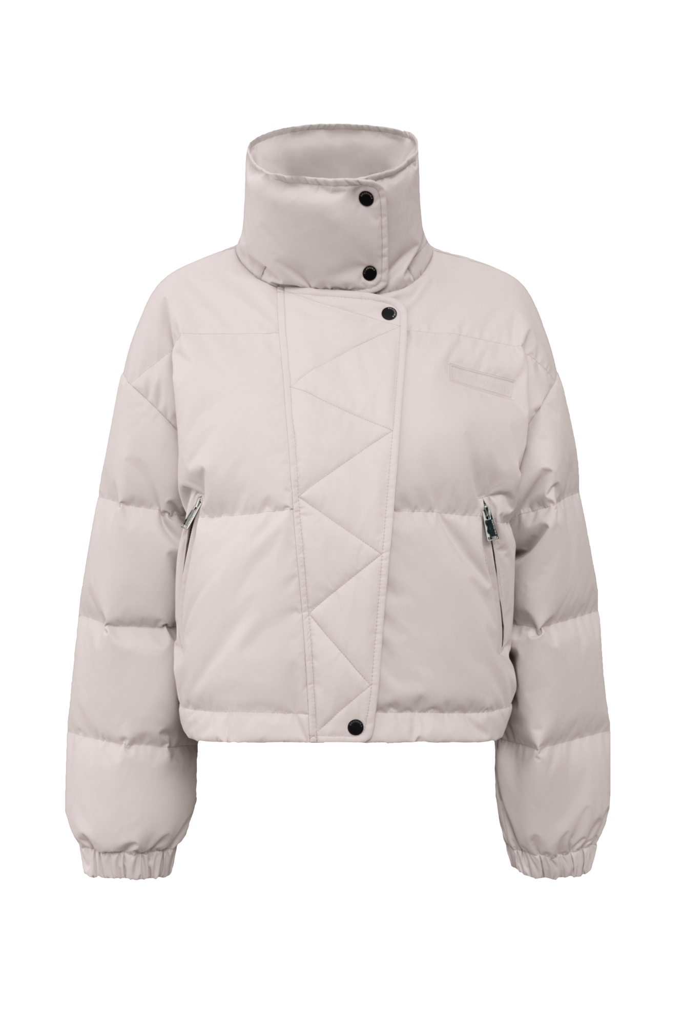 Утепленный пуховик с воротником-стойкой и капюшоном на молнии. Модель свободного силуэта с боковыми карманами, спущенным плечом и брендированным ярлыком на груди. Застежка на потайную молнию и кнопки. Наполнитель натуральный пух 90% перо 10%.