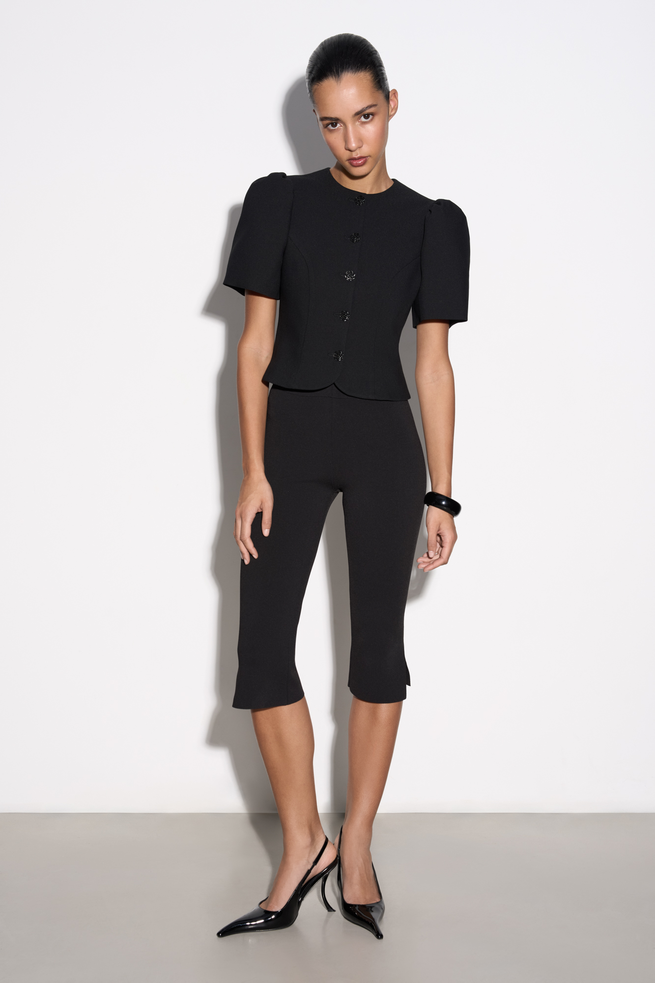 Трикотажные капри из вискозы. Модель с невысокими разрезами сбоку.