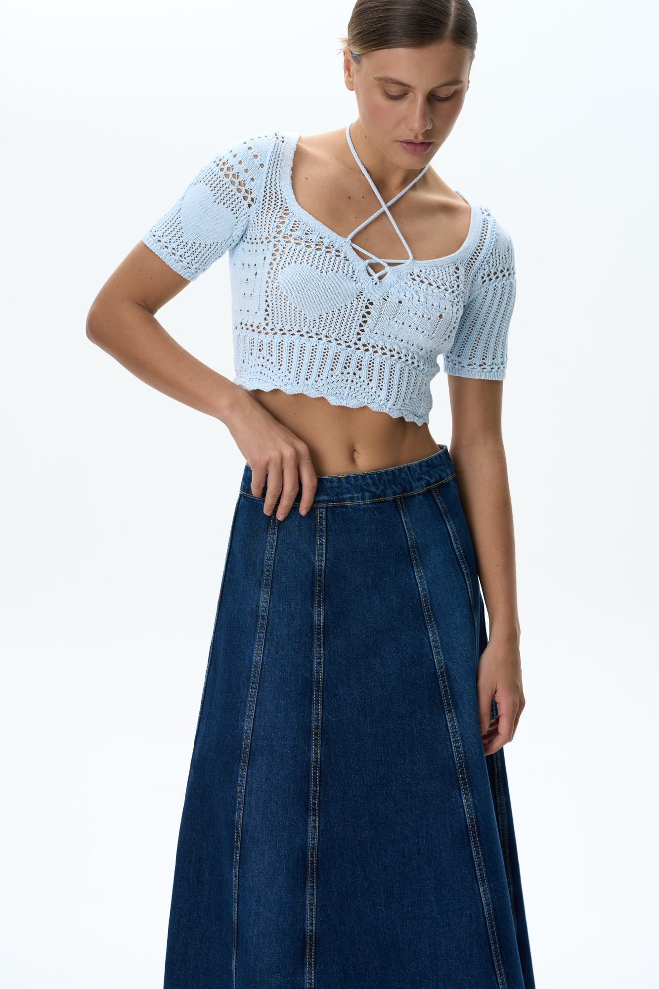 Короткий ажурный топ в стиле пэчворк. Модель с коротким рукавом, круглым вырезом горловины и кулиской. 