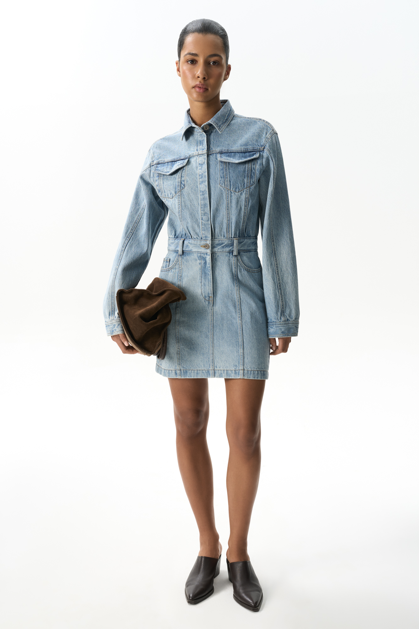 Джинсовое платье длины мини из 100% хлопка. Модель приталенного силуэта, с длинными рукавами, отложным воротником, нагрудными карманами с клапанами, боковыми карманами и патами на поясе для ремня. Застежка на металлические кнопки.