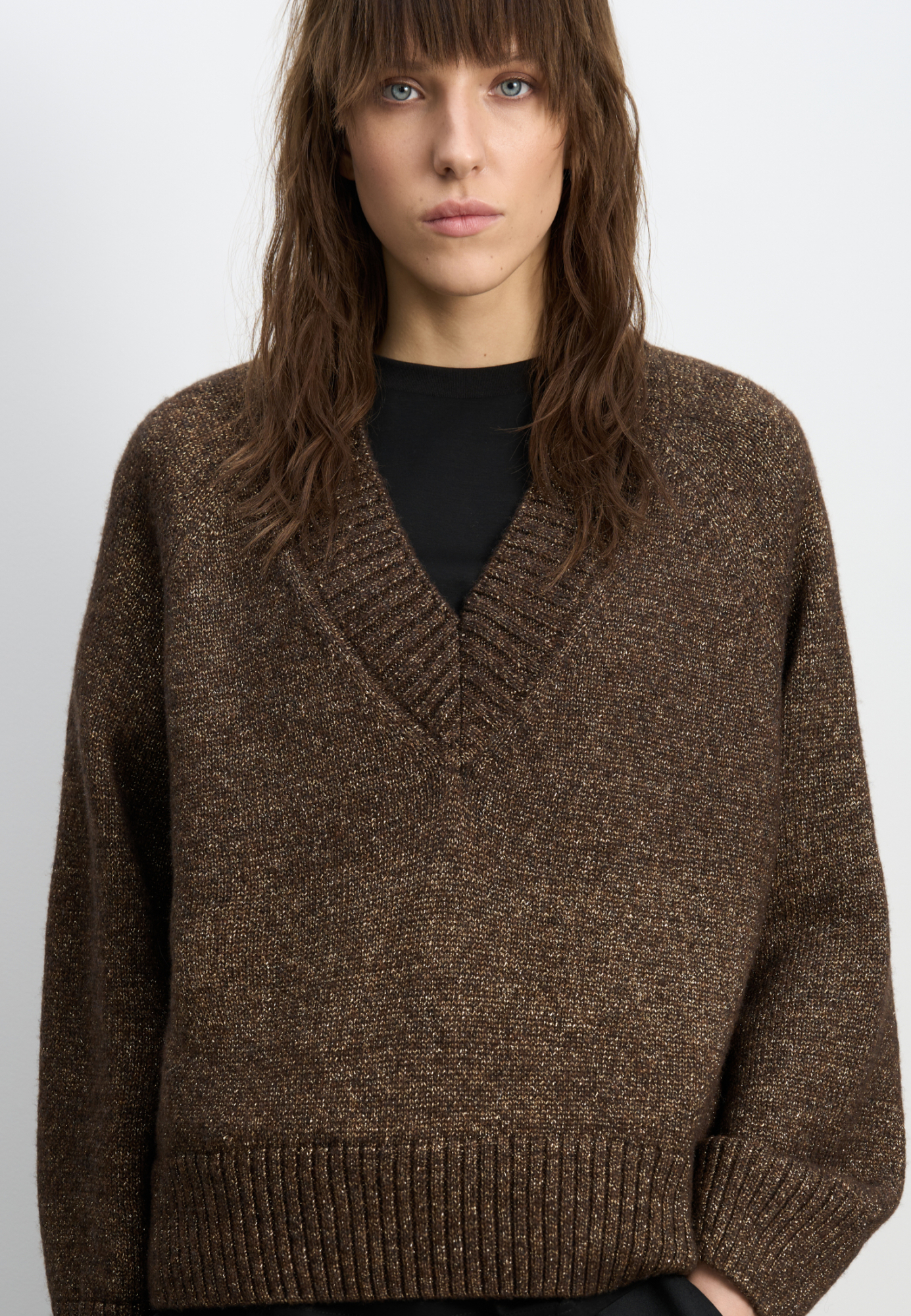Трикотажный джемпер из шерсти мериноса с люрексом. Модель свободного силуэта с V-образным вырезом. 